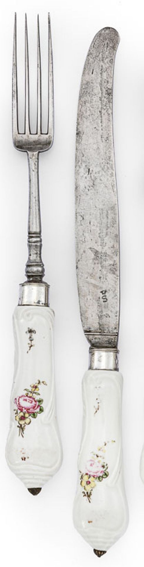 Messer und Gabel mit RosendekorMeissen, um 1750Gering geschweifte Griffe mit Rocaill