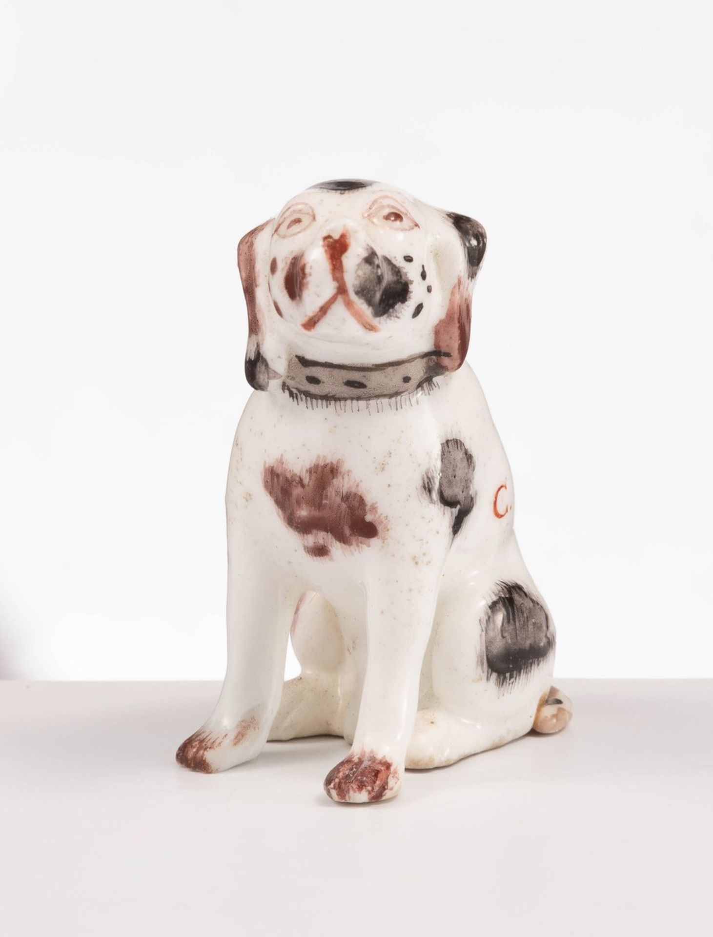 Kleiner sitzender HundWohl Meissen, 18. Jh.Kleiner, wohl einen Beagle darstellender - Bild 2 aus 4