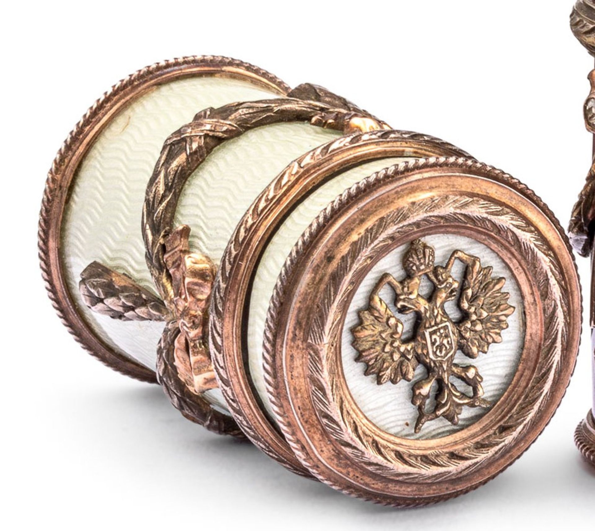 MiniaturbüchseIn der Art von Fabergé. Guillochiertes, perlmuttfarbenes, transluzides Ema - Bild 2 aus 2