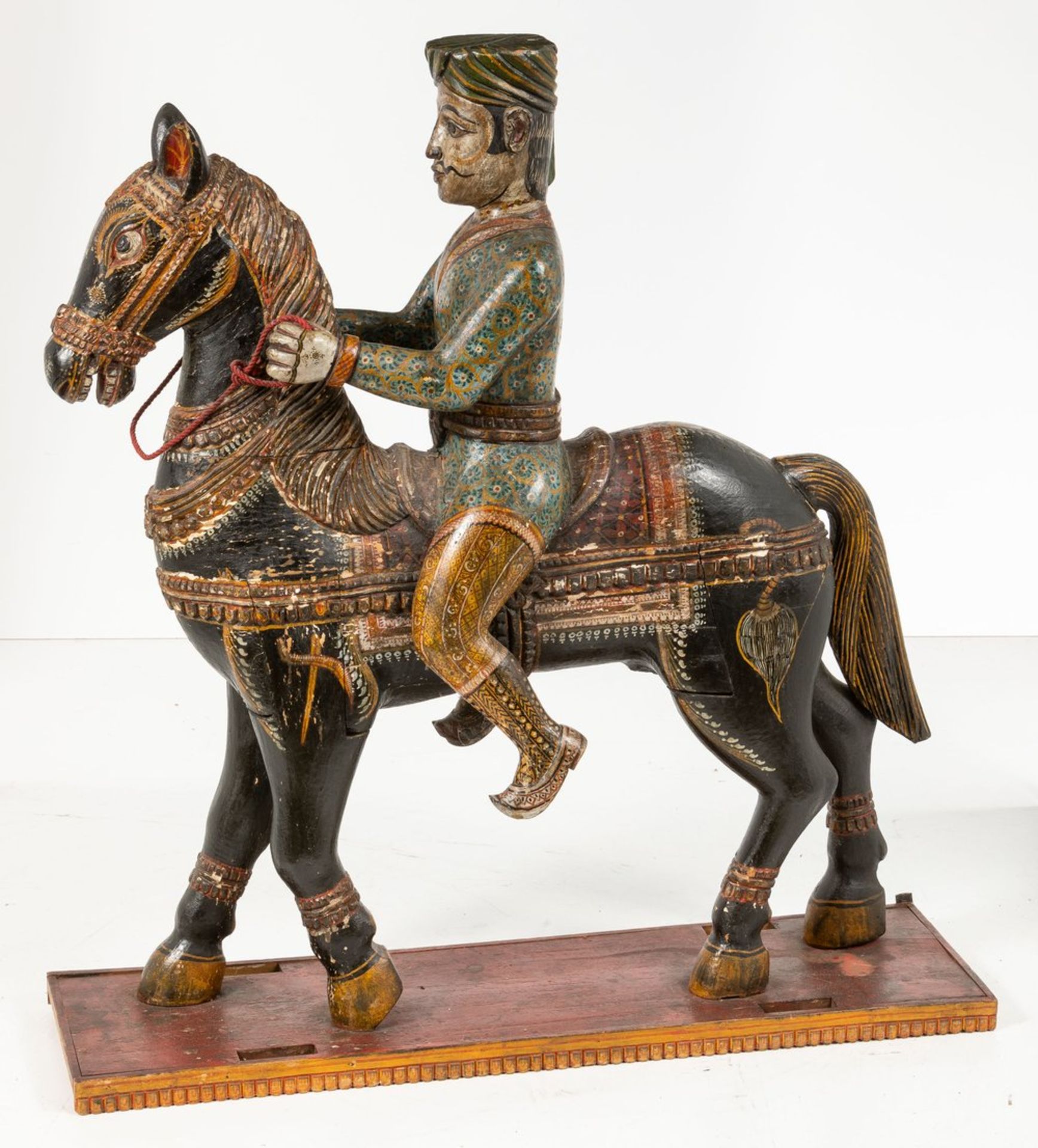 Asiatisches Pferd mit ReiterHolz, vollplastisch geschnitzt und farbig bemalt. Auf Brett - Bild 2 aus 2
