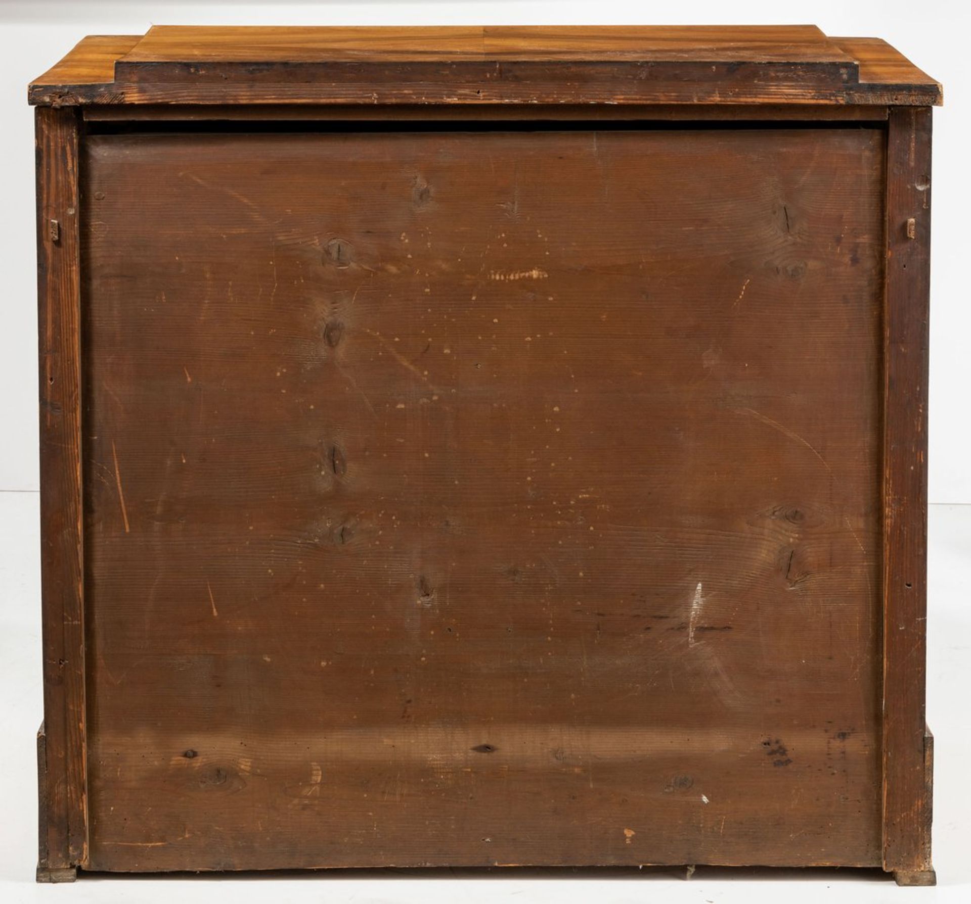 Biedermeier-Halbschrank Süddeutsch, um 1820Nussbaum. Geradliniger Korpus mit gestuft - Bild 3 aus 3