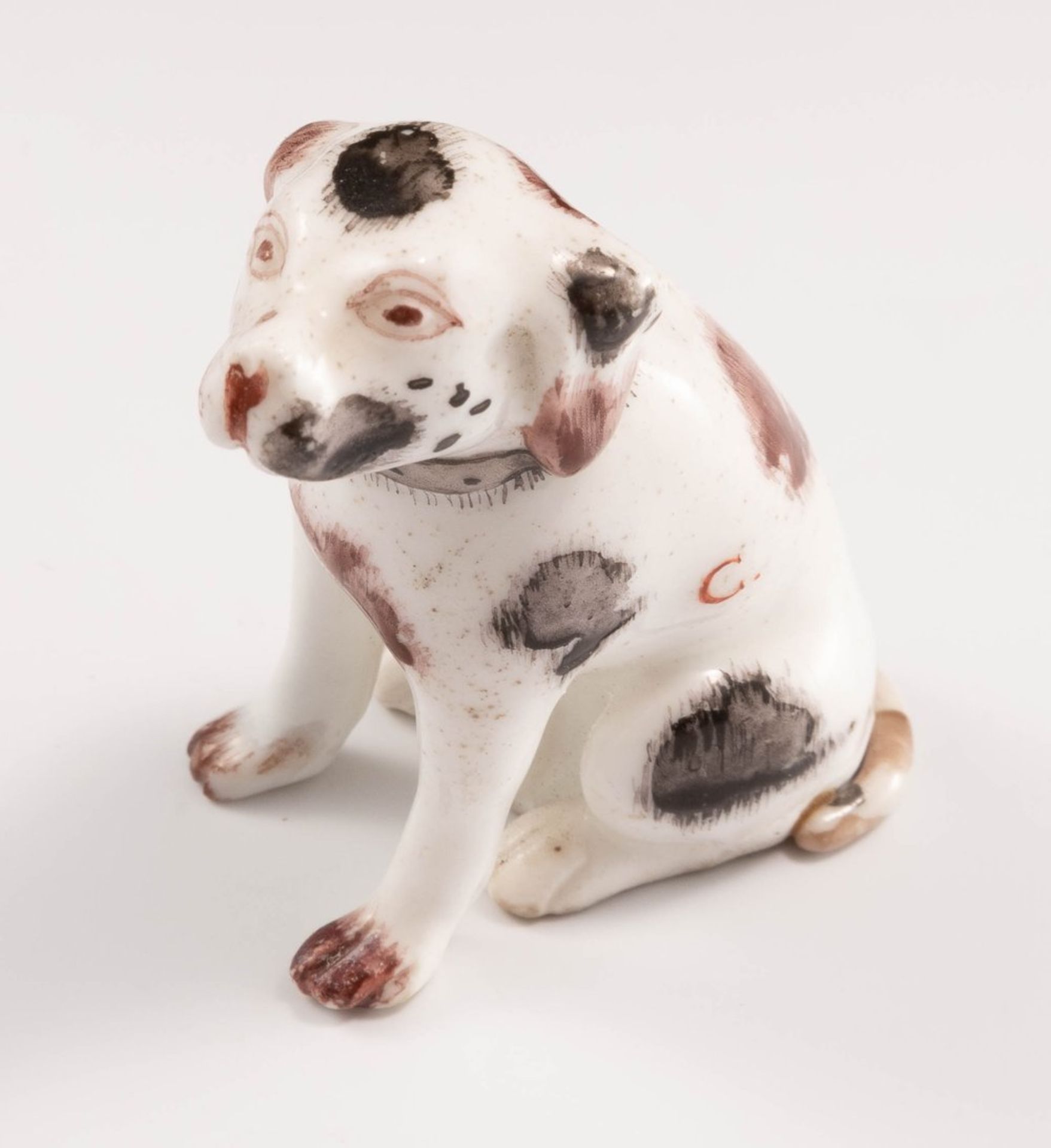 Kleiner sitzender HundWohl Meissen, 18. Jh.Kleiner, wohl einen Beagle darstellender - Bild 4 aus 4