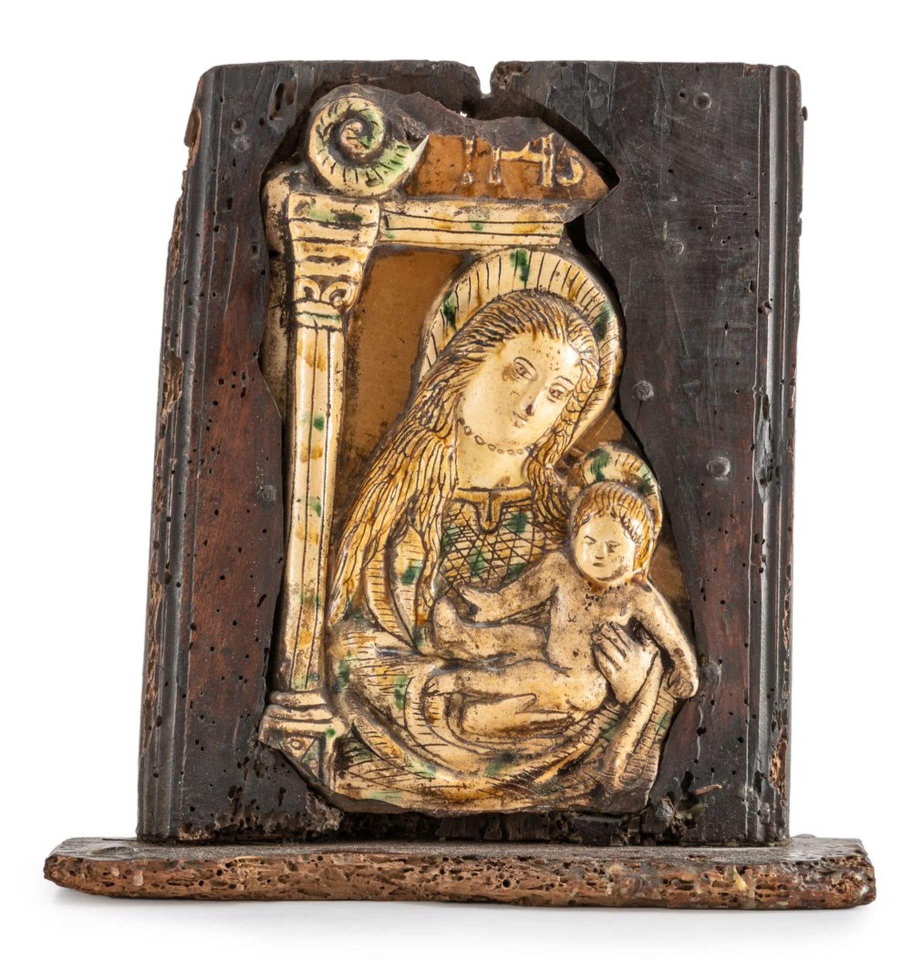 Madonna mit KindMajolikarelieffragment in wurmstichigem Holzrahmen eingelassen. Ca. 31×1