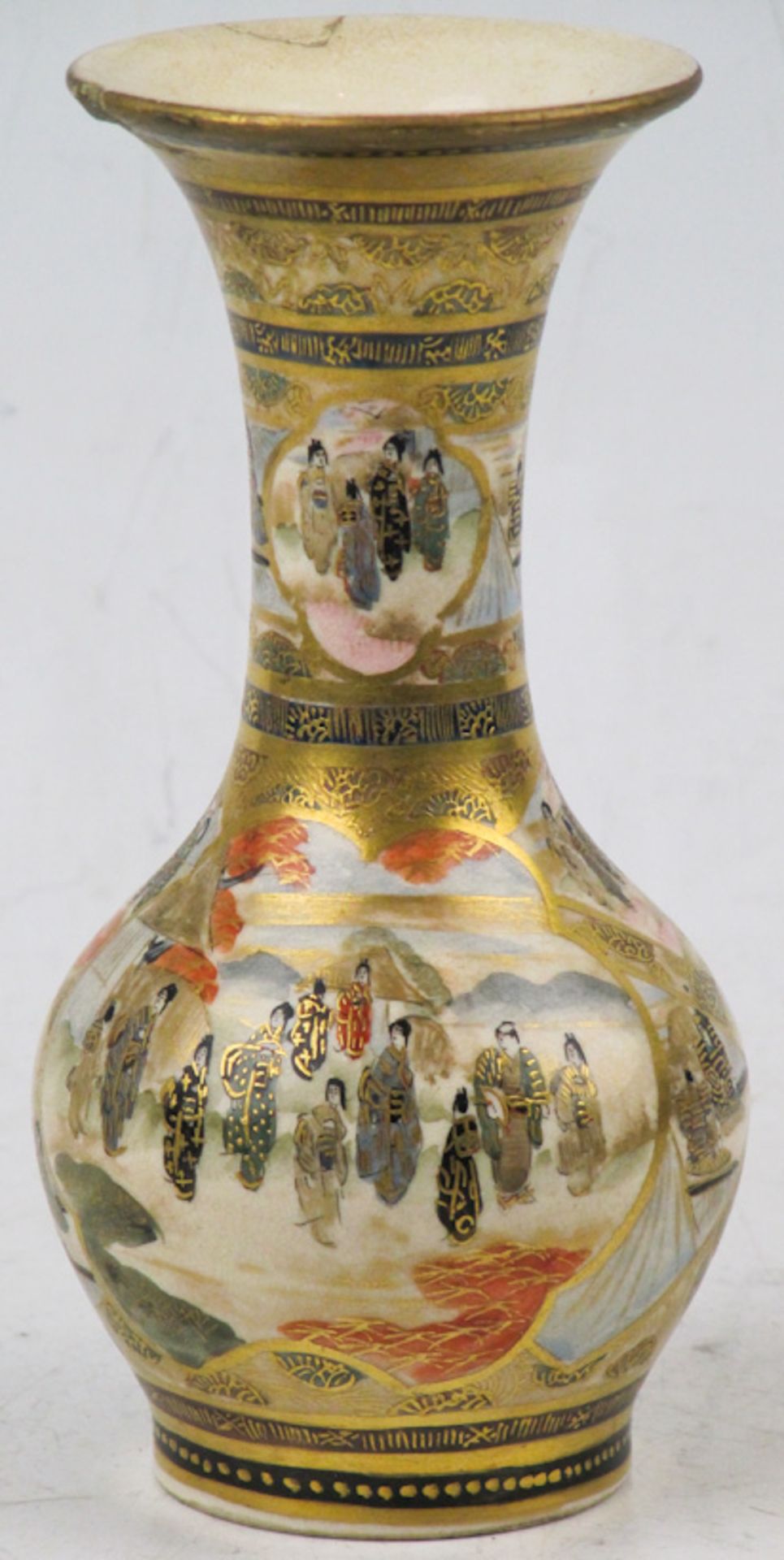 Kl., bauchige Vase mit trompetenförmiger MündungJapanSatsuma. Bemalt in Emailfarben,