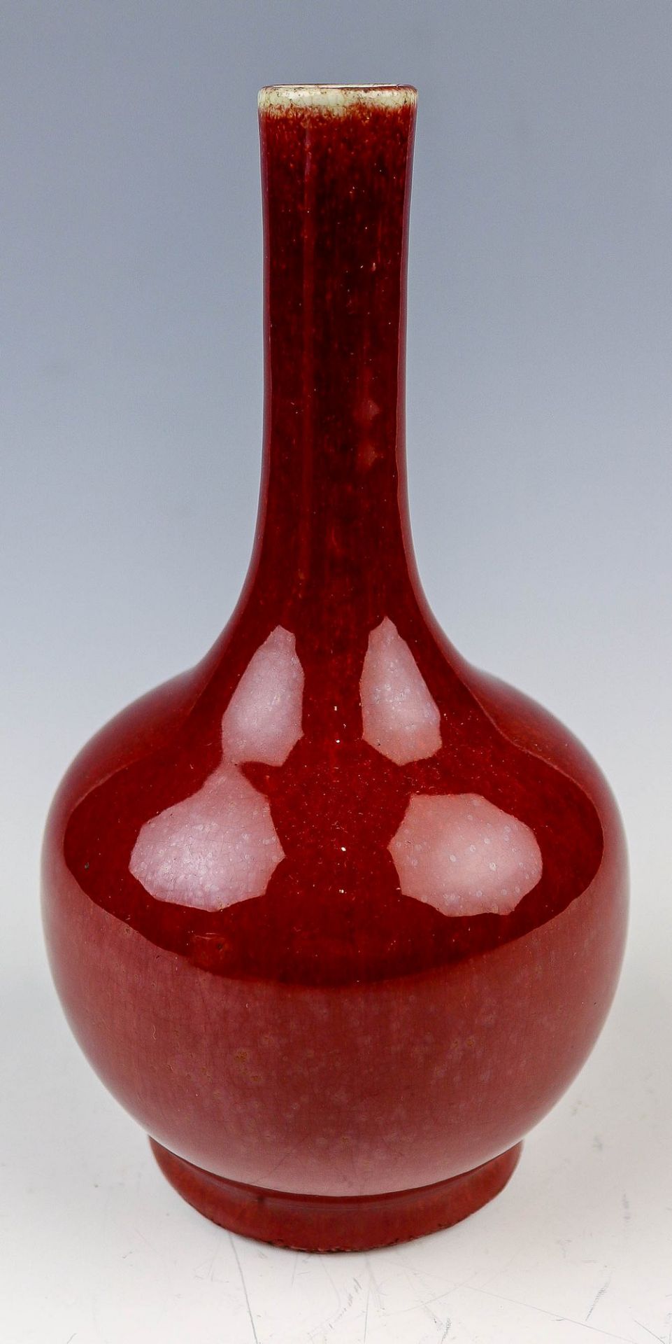 FlaschenvaseChina, 19. Jh.Porzellan. Sog. Ochsenblutglasur, den Mündungsrand ausspar - Bild 2 aus 3