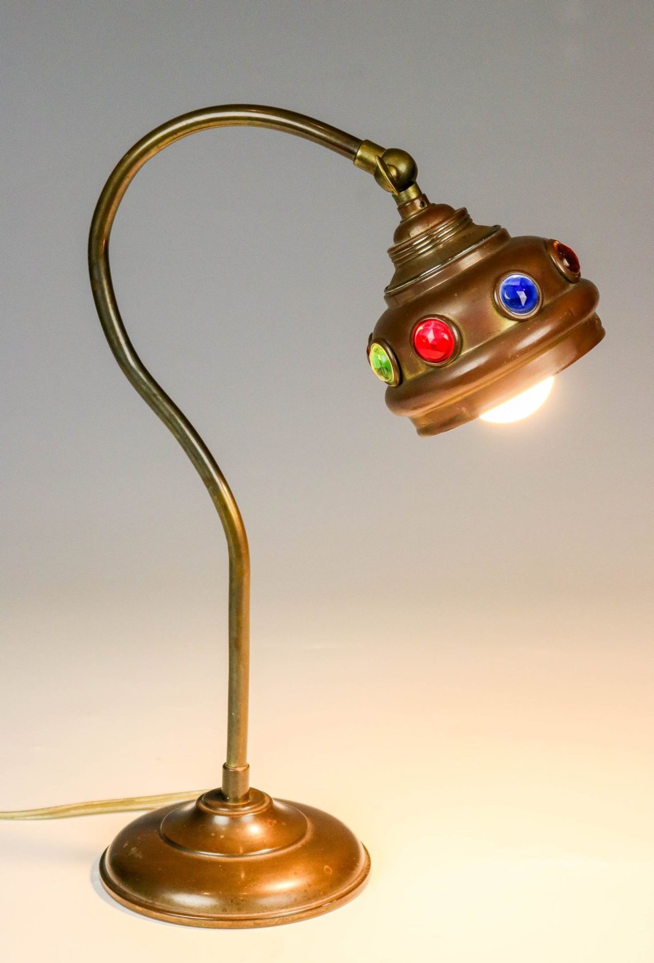 Jugendstil-TischlampeDeutsch, um 1910Messingblech, verkupfert. Einflammig. Auf runde - Bild 2 aus 2