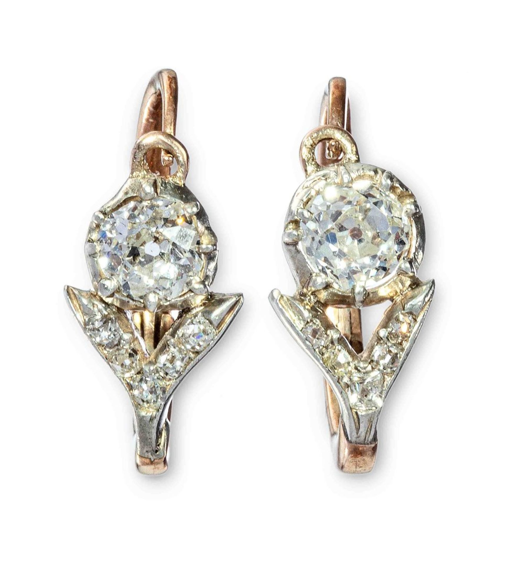 Ein Paar zarte Diamantohrringe
