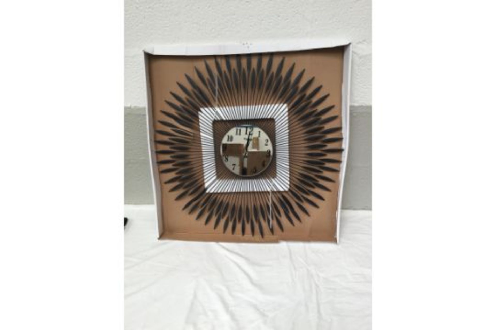 OVERSIZES BLACK MIRRORED CLOCK