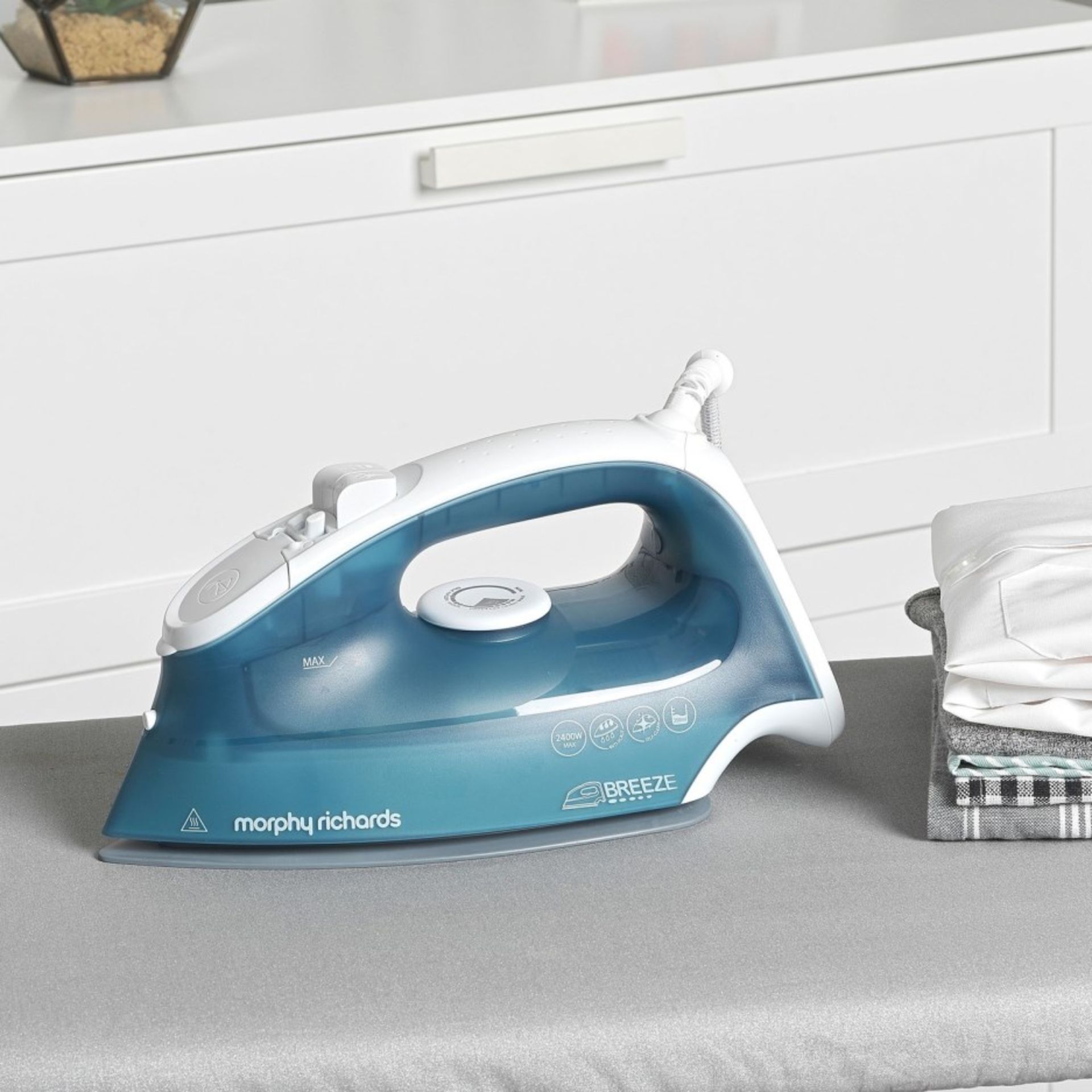 BRAND NEW MORPHY RICHARDS 2600W BLUE & WHITE STEAM IRON - RRP £22.
