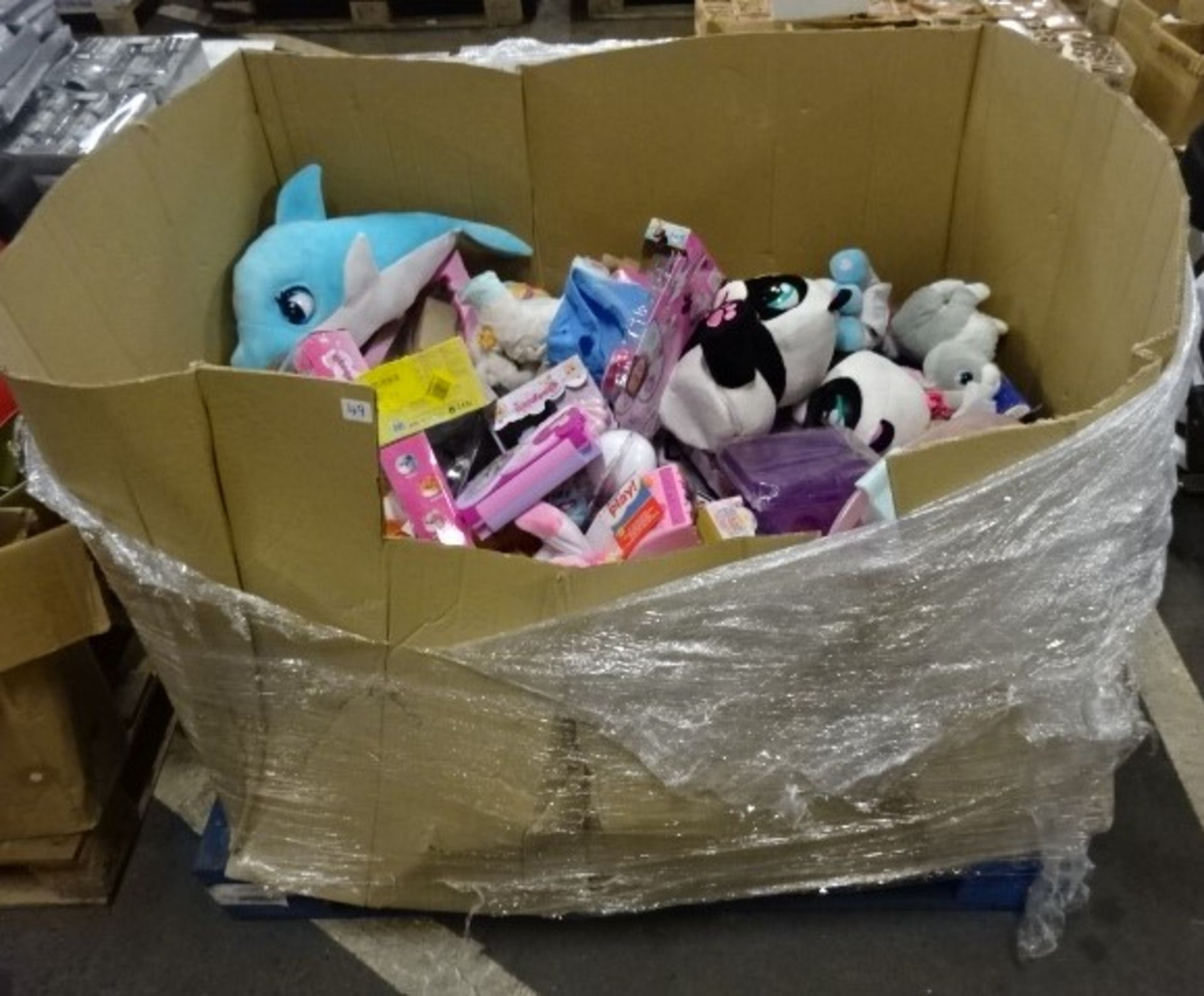 1/2 PALLET OF RAW UNTESTED CHILDS TOYS (DOLLS, TEDDYS ETC)