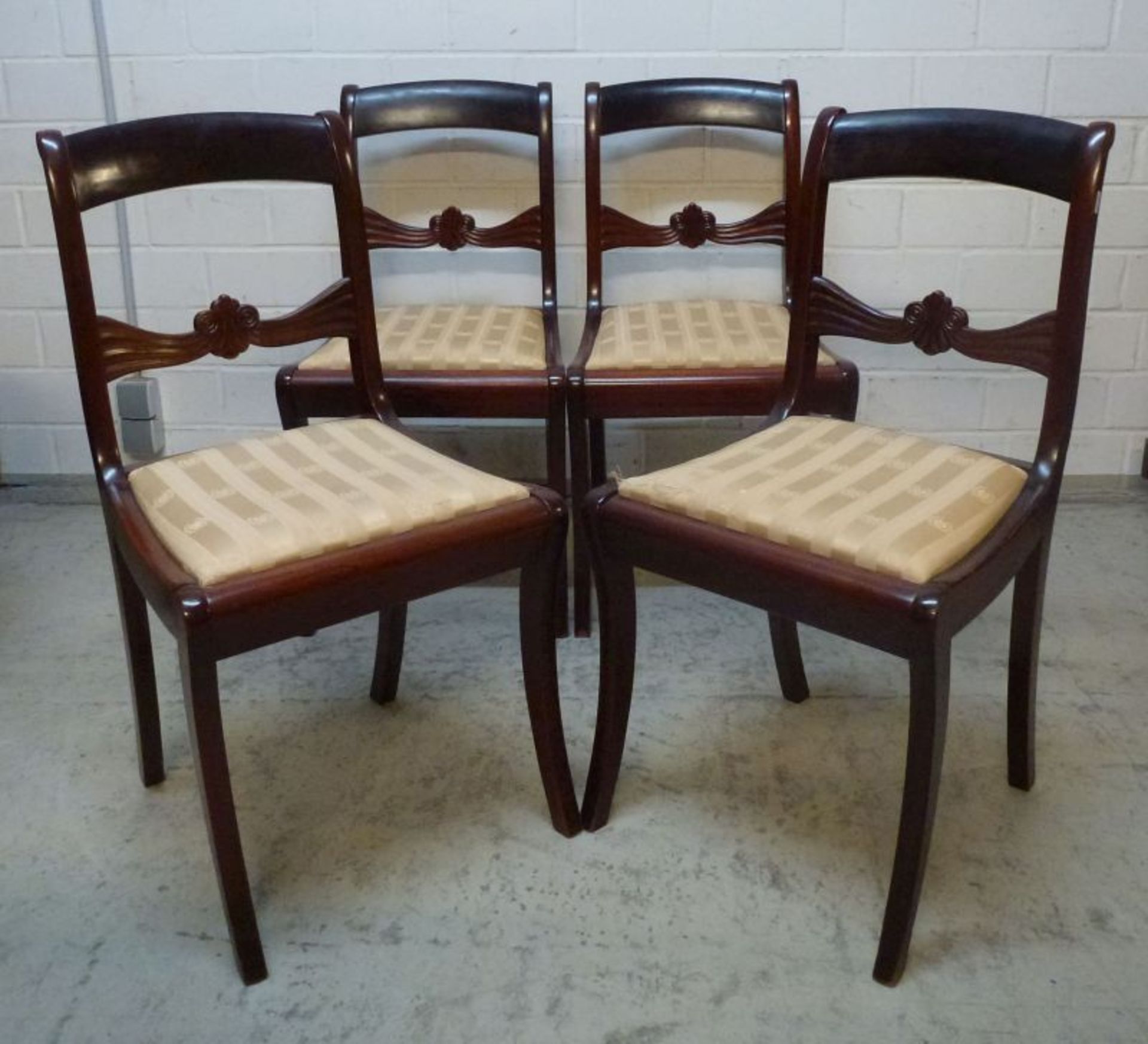 4 Biedermeier Stühle, 20.Jh.Mahagoni, Säbelbeine, Rücken mit ornamentaler Strebe, Sitz gep., H/Sh