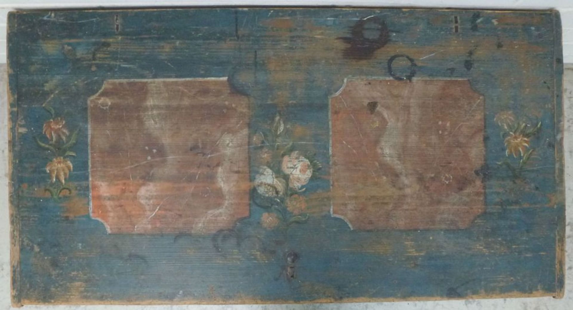 Truhe, Süddeutschland 1785Weichholz gefasst, dreiseitig und Deckel, Bildfelder mit Marmorierung - Image 3 of 3