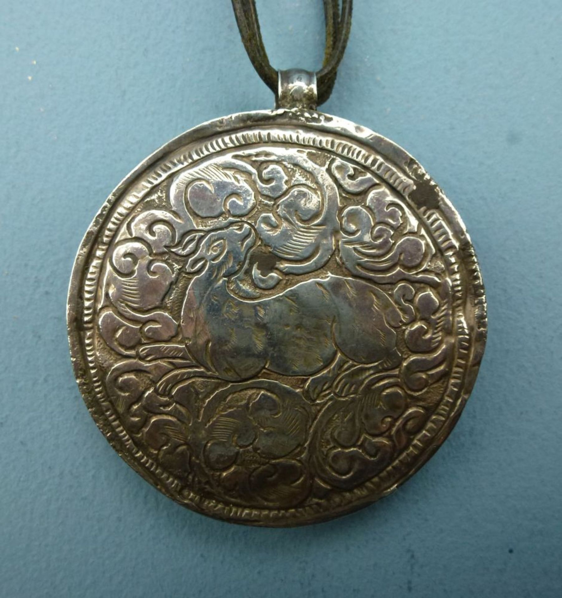Amulett - Collier, Pakisan?gr. runde Scheibe aus Moosachat? (Dm 5,8 cm), in Silberfassung, rs. - Bild 2 aus 2