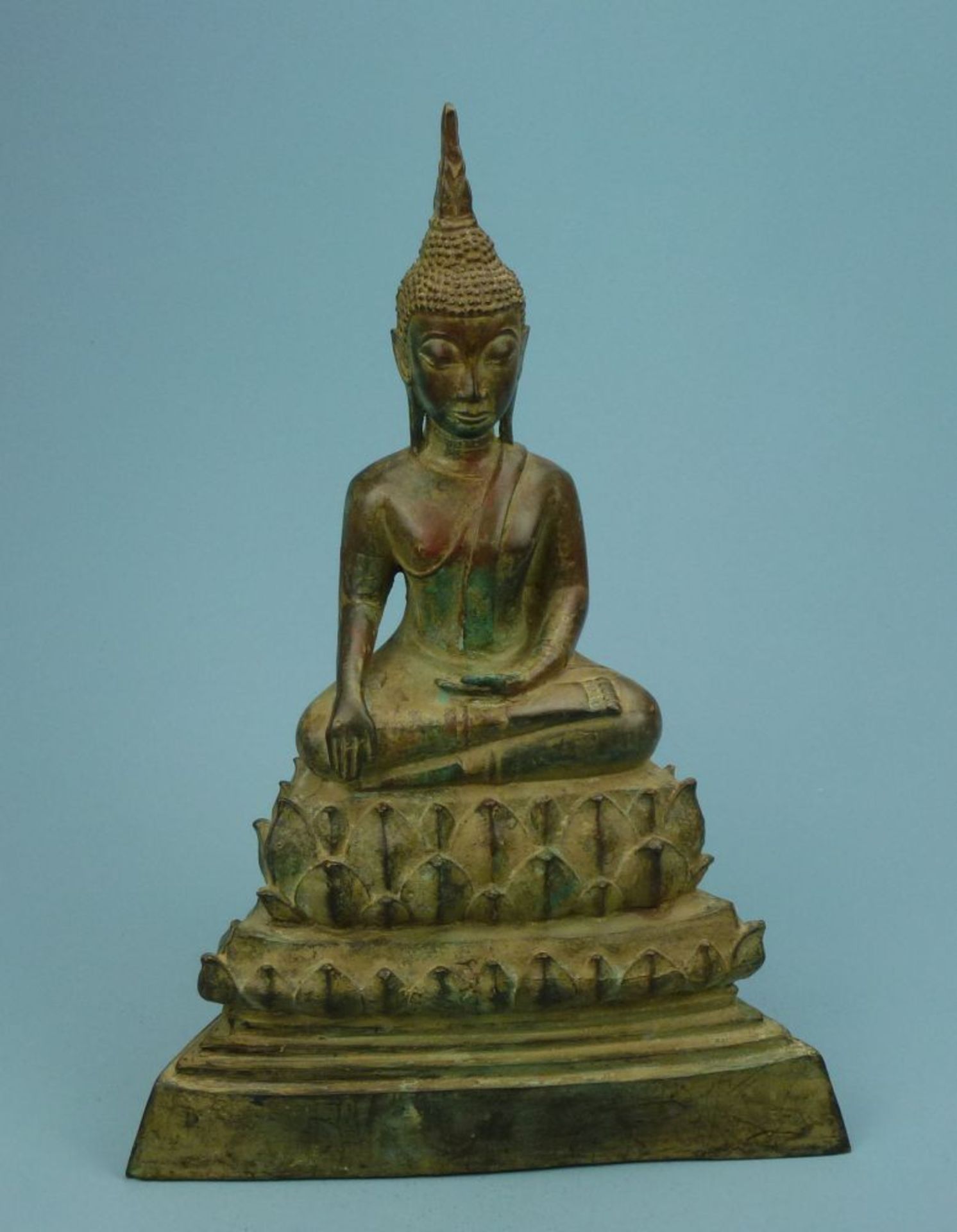 Buddha, Thailand, 19. Jh.Bronze, patiniert, auf hohem Lotusthron in Dhyanasana-Haltung sitzender