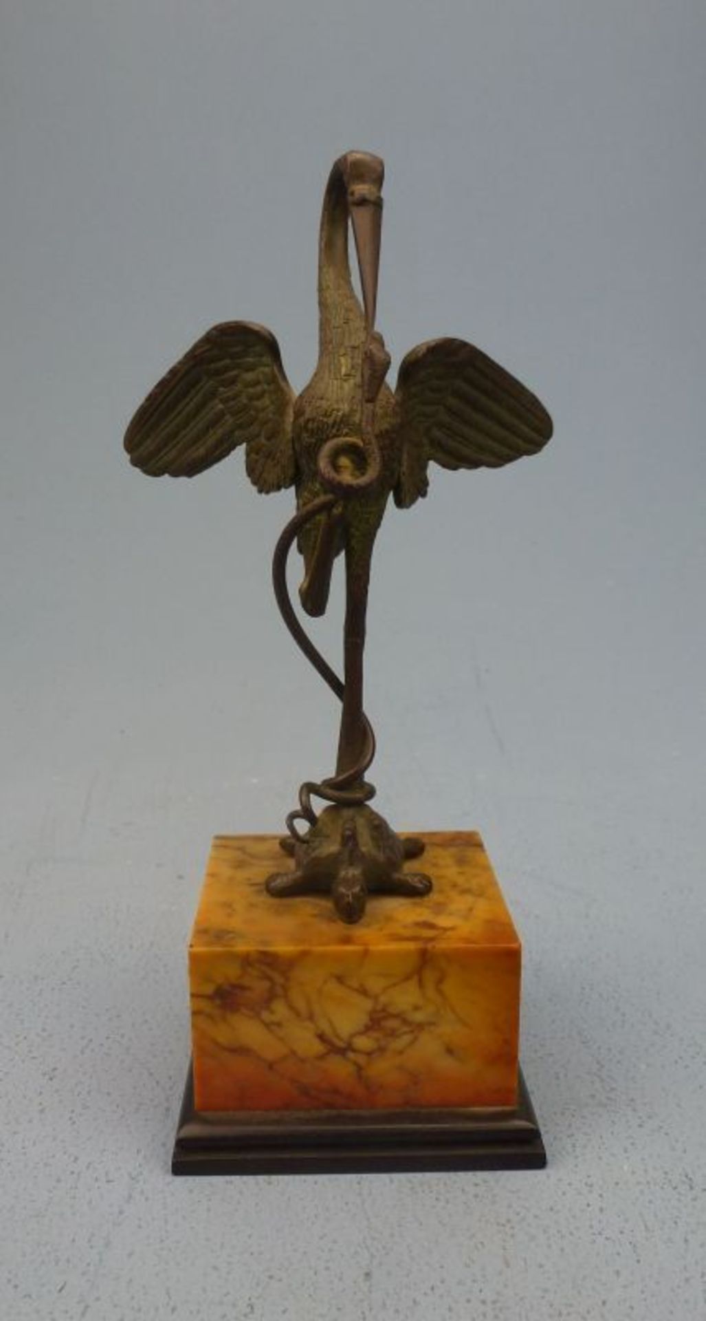 Kranich mit Schlange, Ende 19.Jh.Bronze, patiniert, unsign., auf Schildkröte stehender Kranich m.