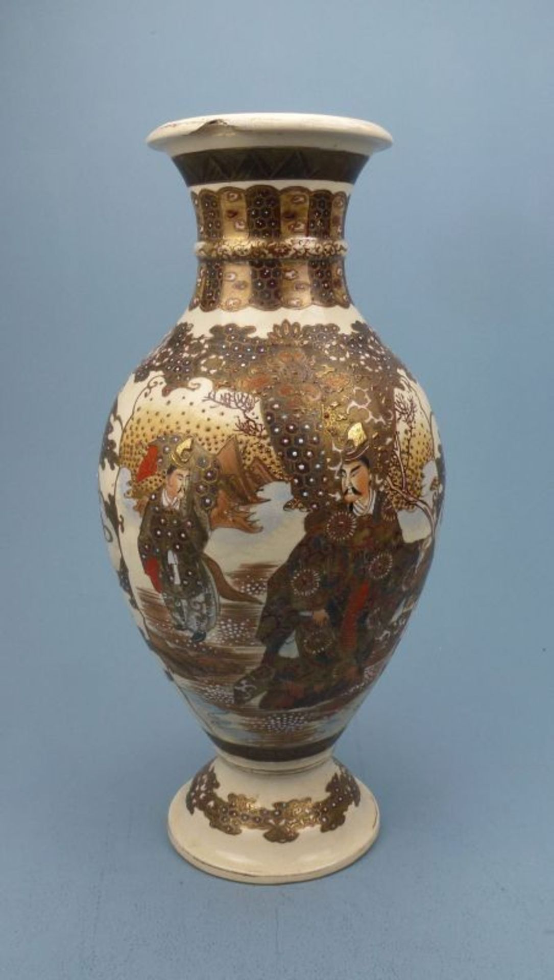 Satsuma - Vase, Japan, Anfang 20.Jh.gefußt ovoid, Krieger bzw. Edelleute in Tracht, Chip u.