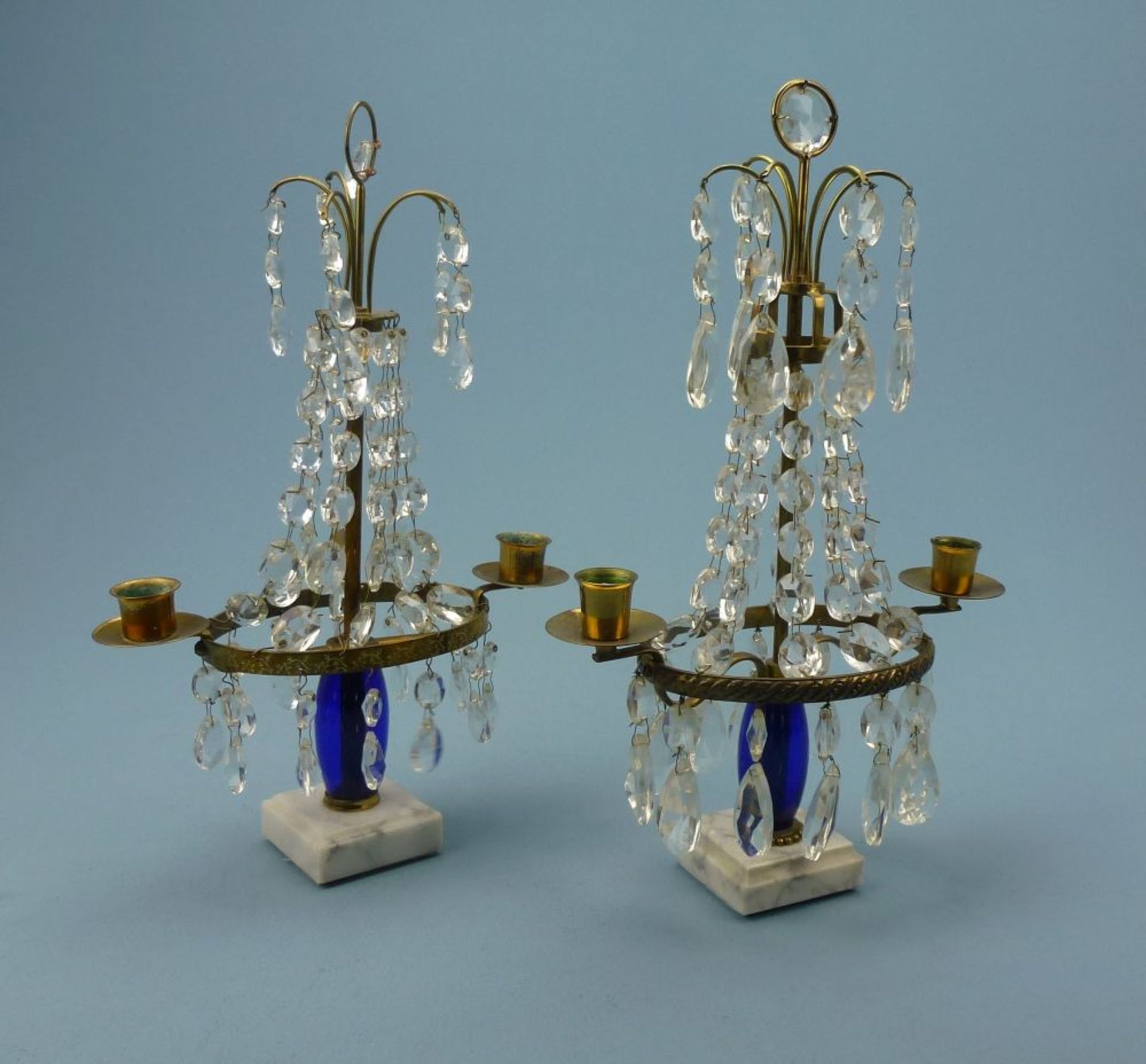 2 Tafel-Leuchter mit Kristall-Behang, SchwedenMarmor-Plinthe, dkl.blauer Glas-Baluster, ovaler Reif,