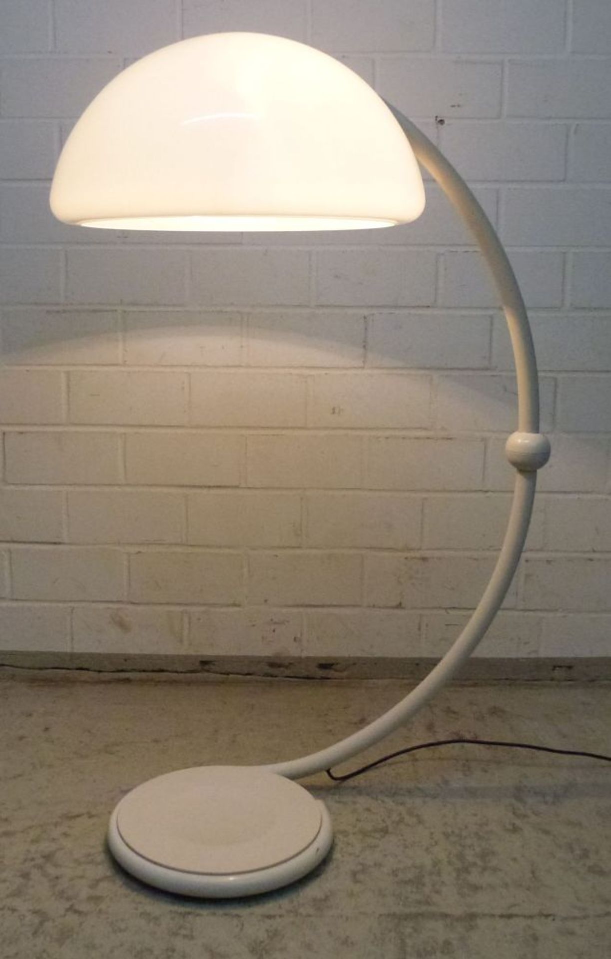 Bodenlampe Serpente, Elio Martinelli, 1970er Jahreweißlackiertes Metall, Kunststoff-Schirm, - Image 2 of 2