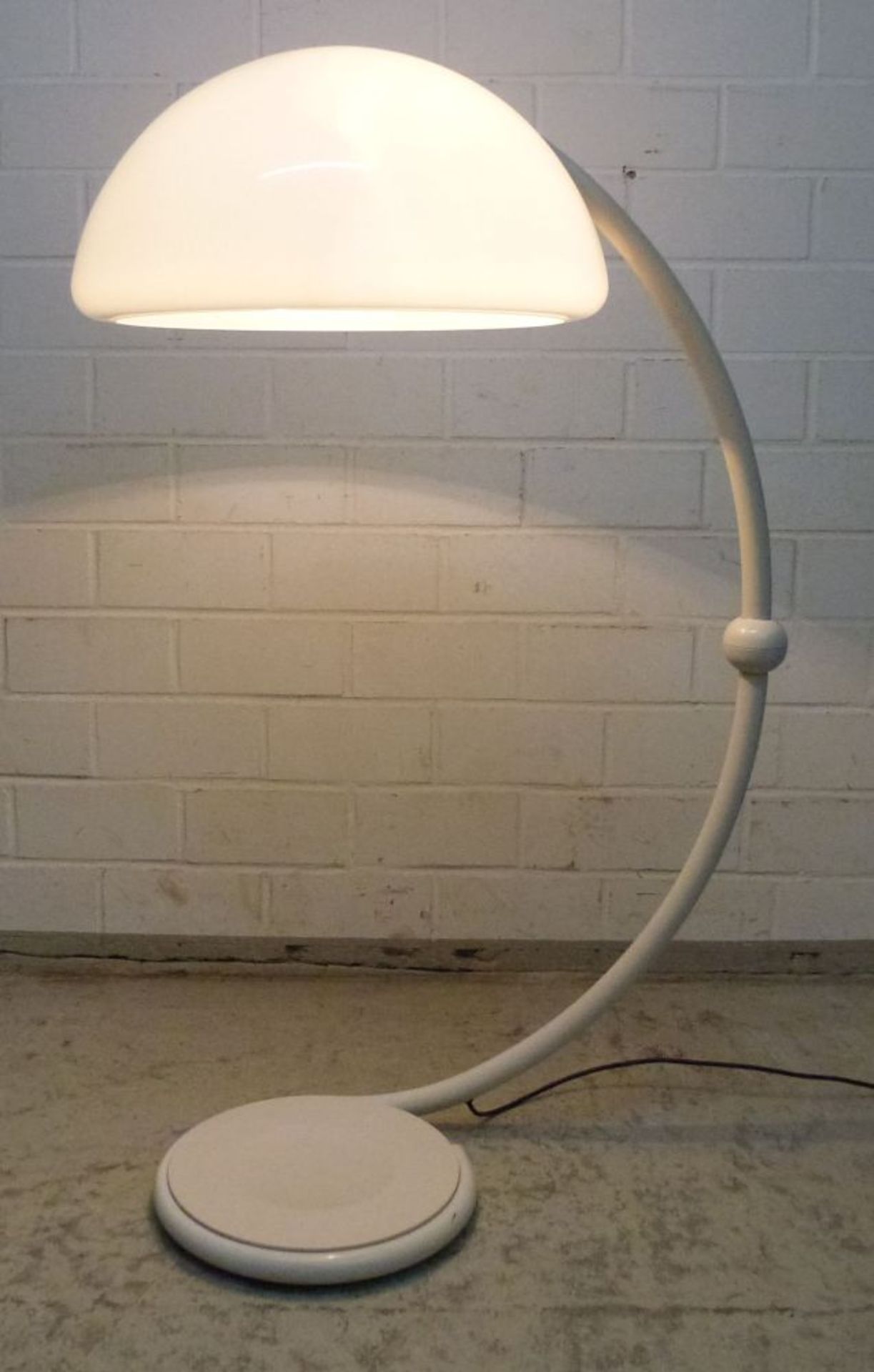 Bodenlampe Serpente, Elio Martinelli, 1970er Jahreweißlackiertes Metall, Kunststoff-Schirm, - Bild 2 aus 2