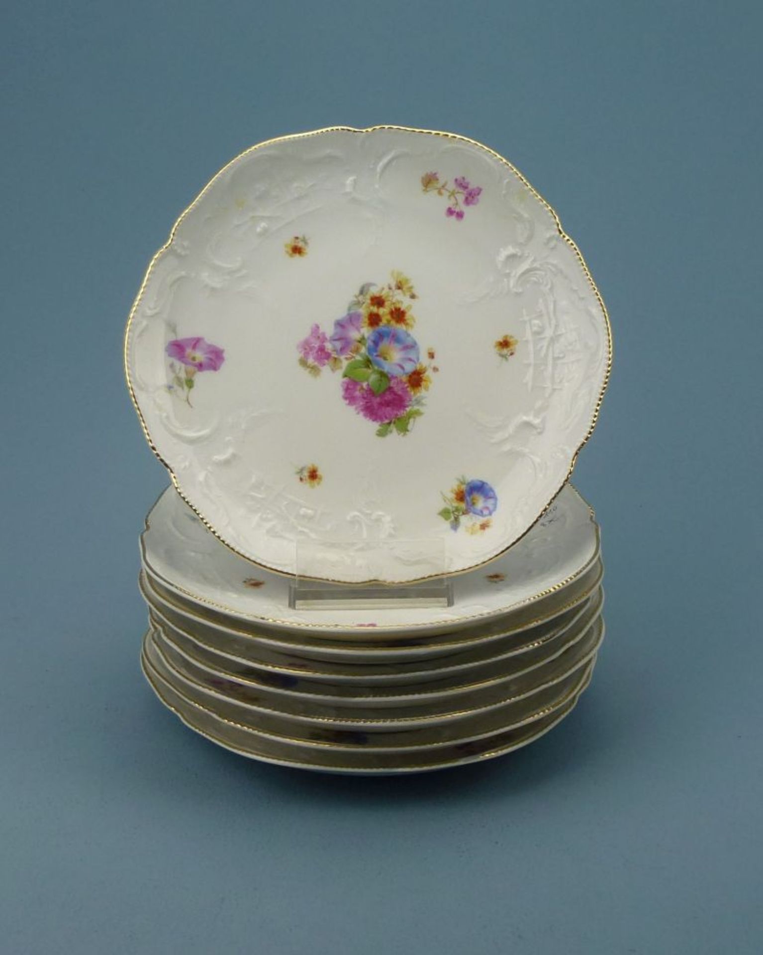 7 Teller, Rosenthal, 1.H. 20.Jh.Rocaille-Relief, Blumenbouquette, Goldrand, Dm 21cm