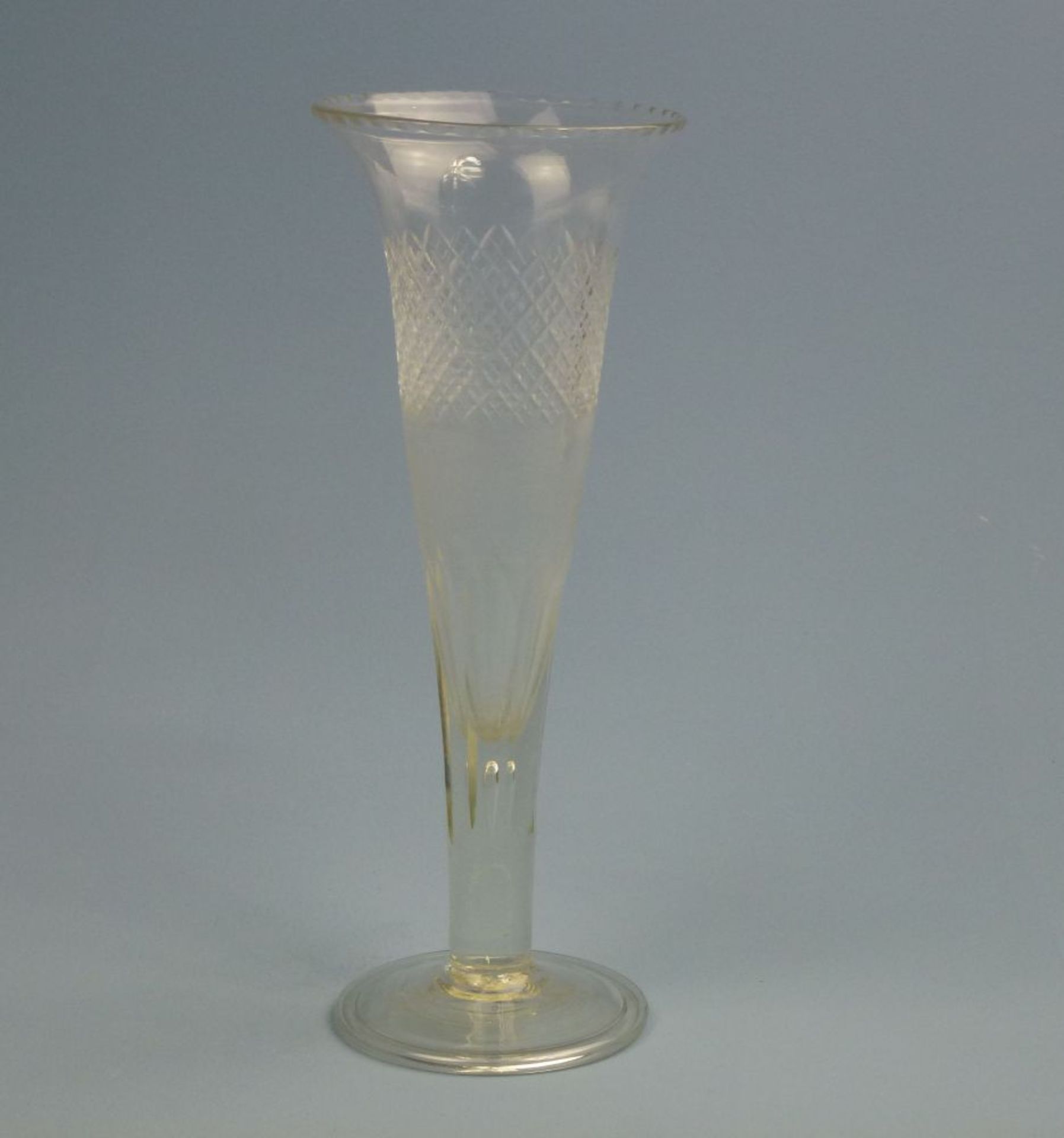 Vase, England, Mitte 19.Jh.runder Stand, Abriss, Trompetenform, Oliven- u. Rautenschliff, H 30cm