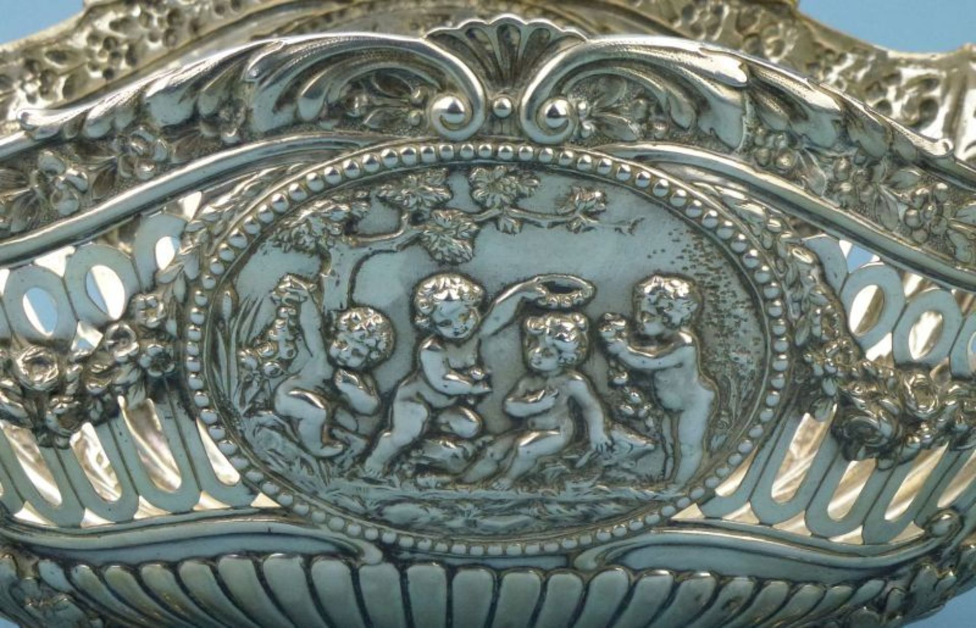 Jardinière, 800er Silber, Anfang 20. Jh.oval, geschweifter Rand, Volutenhenkel, Tatzenfüße, durchbr. - Bild 2 aus 3