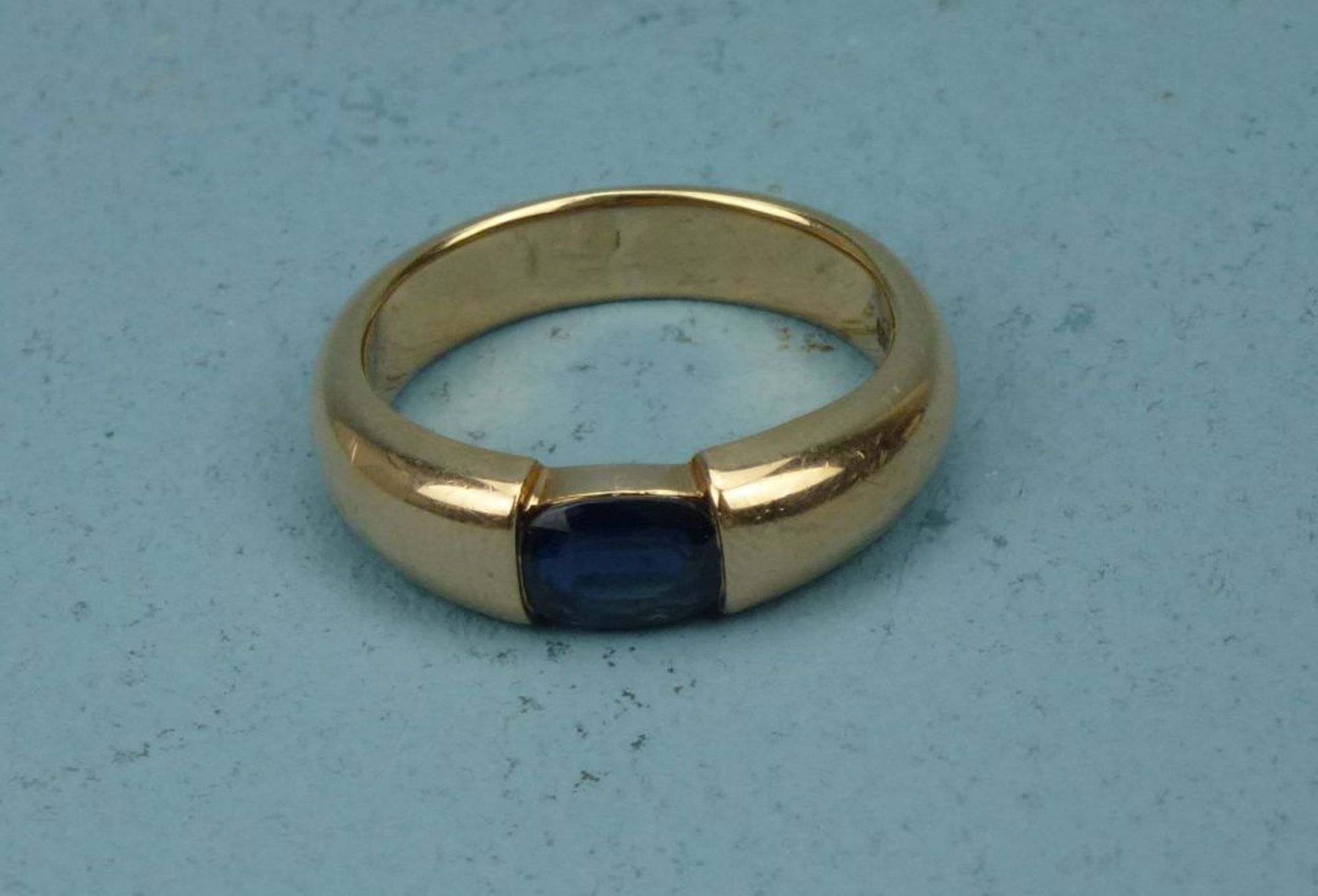 Ring, 585er Rotgoldovaler facettierter Saphir (ca. 1,5 ct), RG 58, ges. 8,3 g [74]