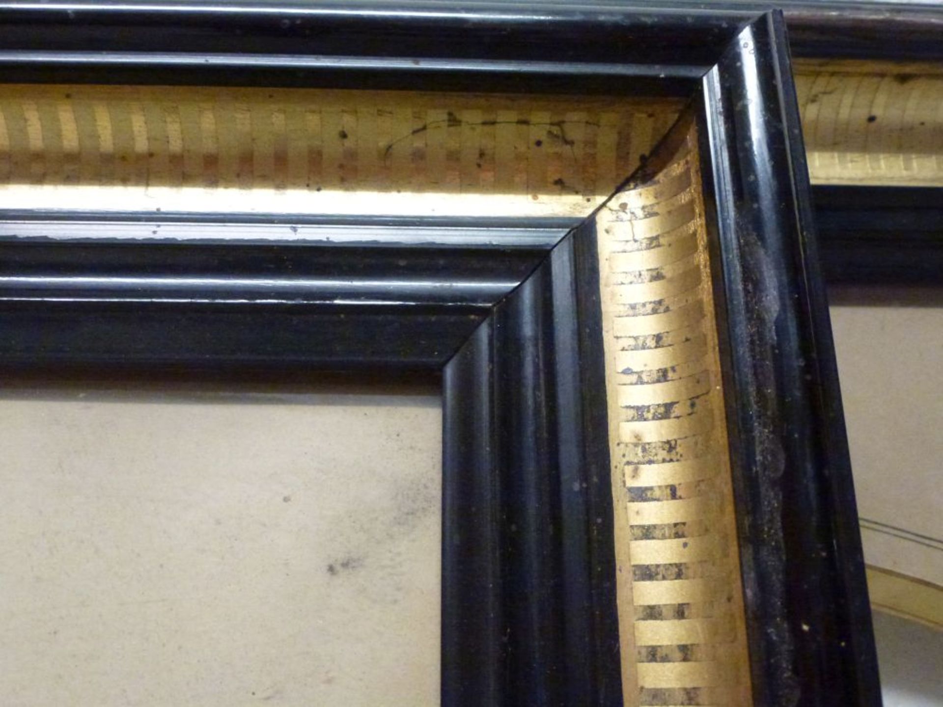 Paar Rahmen, um 1900Holz, vergoldete Hohlkehle in schwarzen Profilleisten, altes Glas, Passepartout: - Bild 2 aus 2