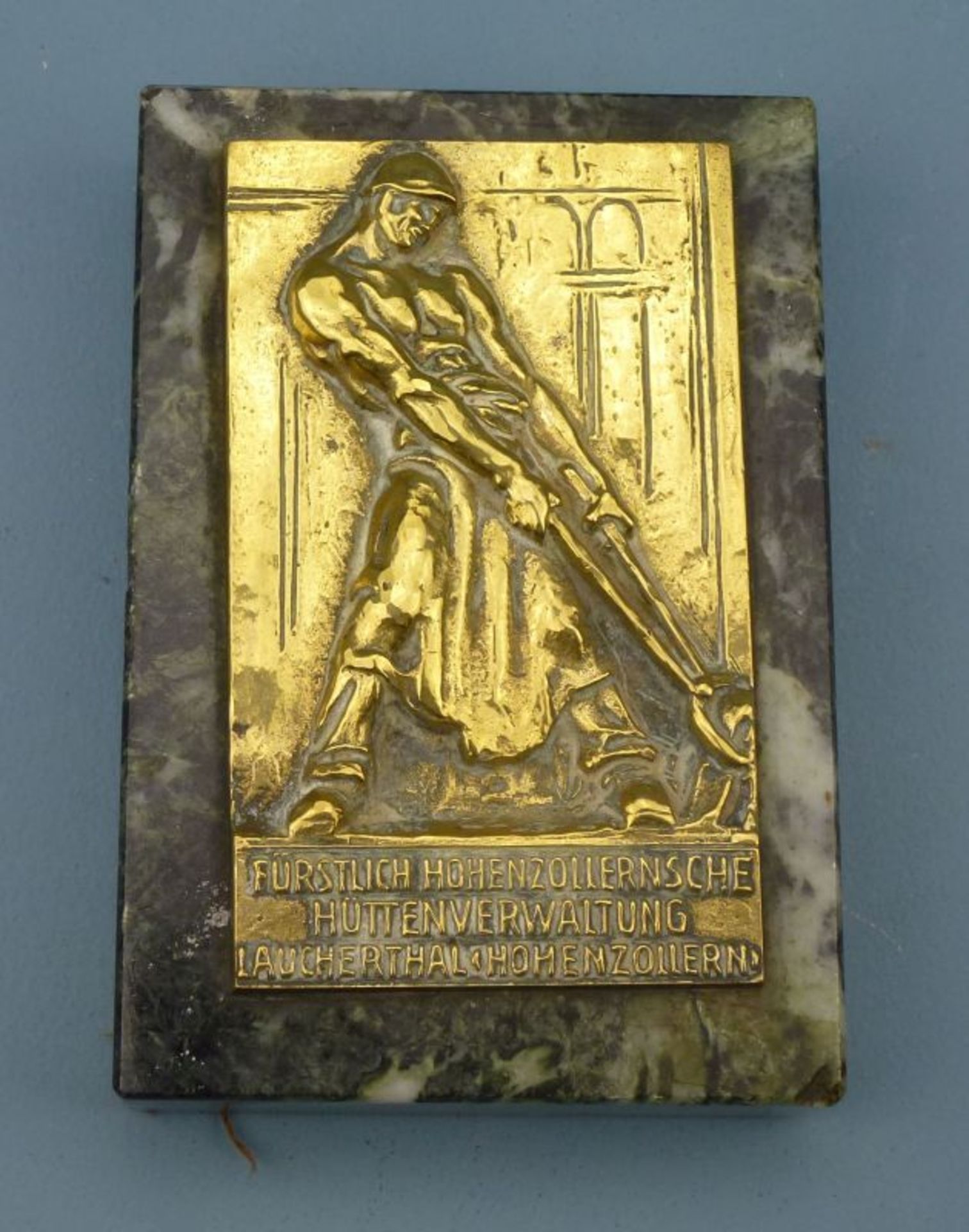 Briefbeschwerer ''Eisengießer''Bronzerelief ''Fürstl. Hohenzoll. Hüttenverw. Laucherthal...''