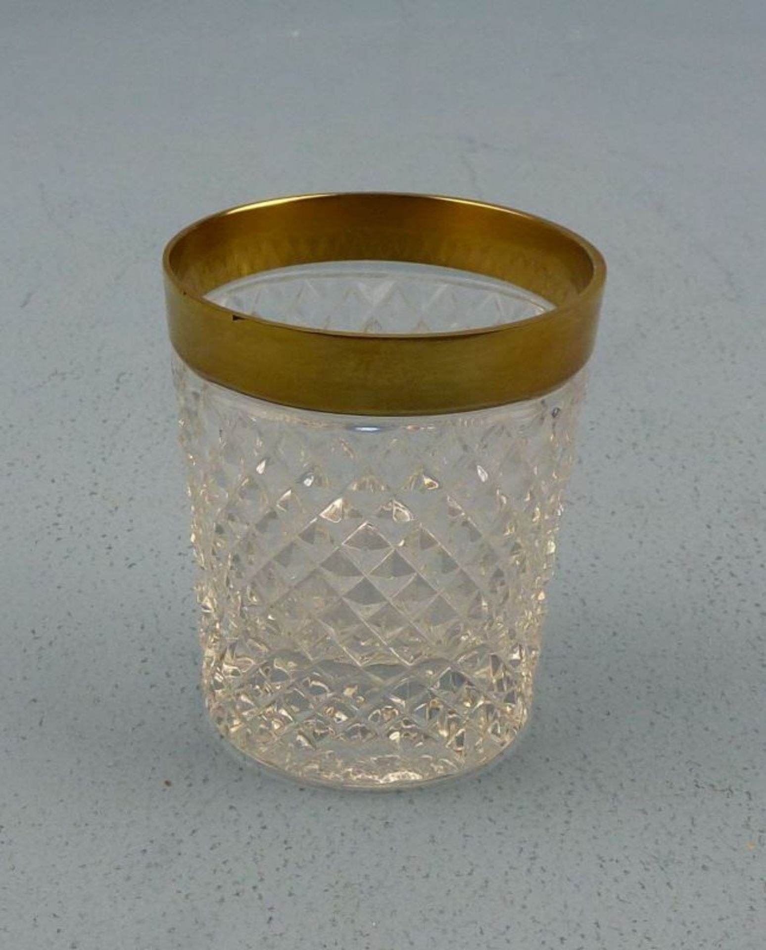 10 kleine Whiskeygläser, Baccarat?Kristallglas, konisch, Steinelschliff, breiter Goldrand, H 7 cm - Image 2 of 2