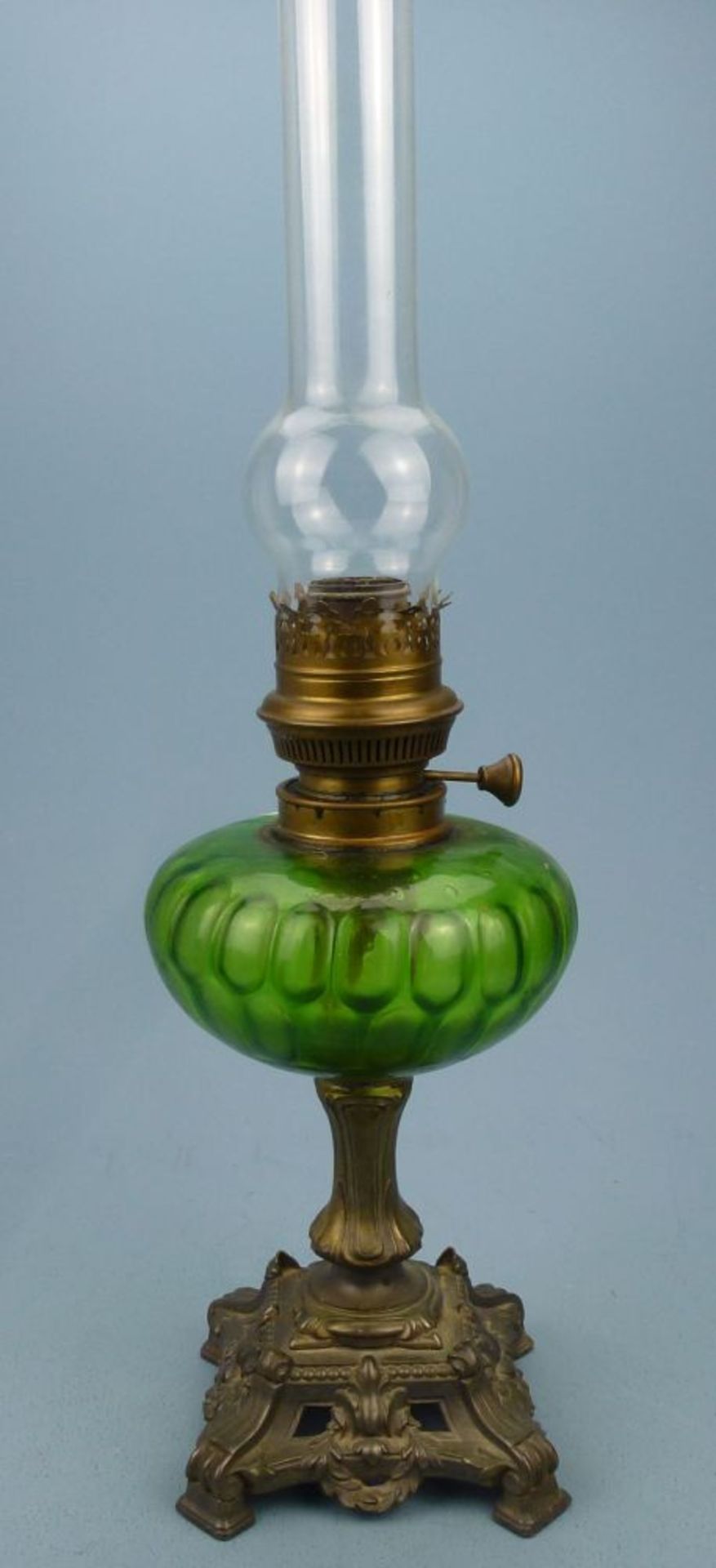 Petroleumlampe, um 1900Metallfuß, grüner Glaskörper, H 55cm