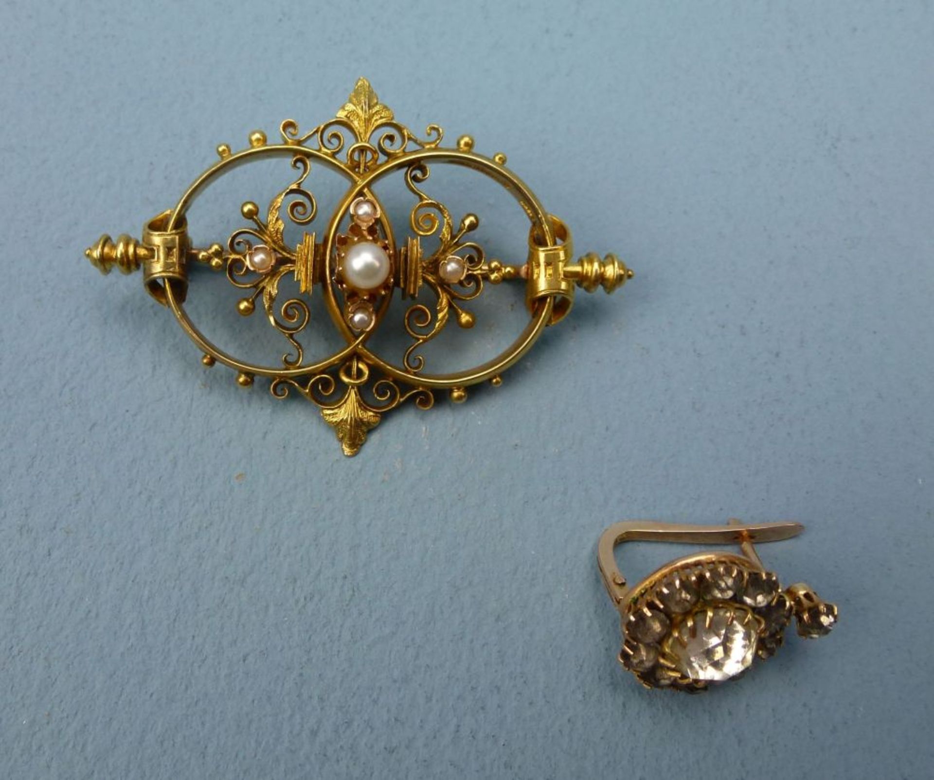 Biedermeier-Brosche, 585er Gold, um 18602 sich überschneidende Ringe m. Rocaille- u.