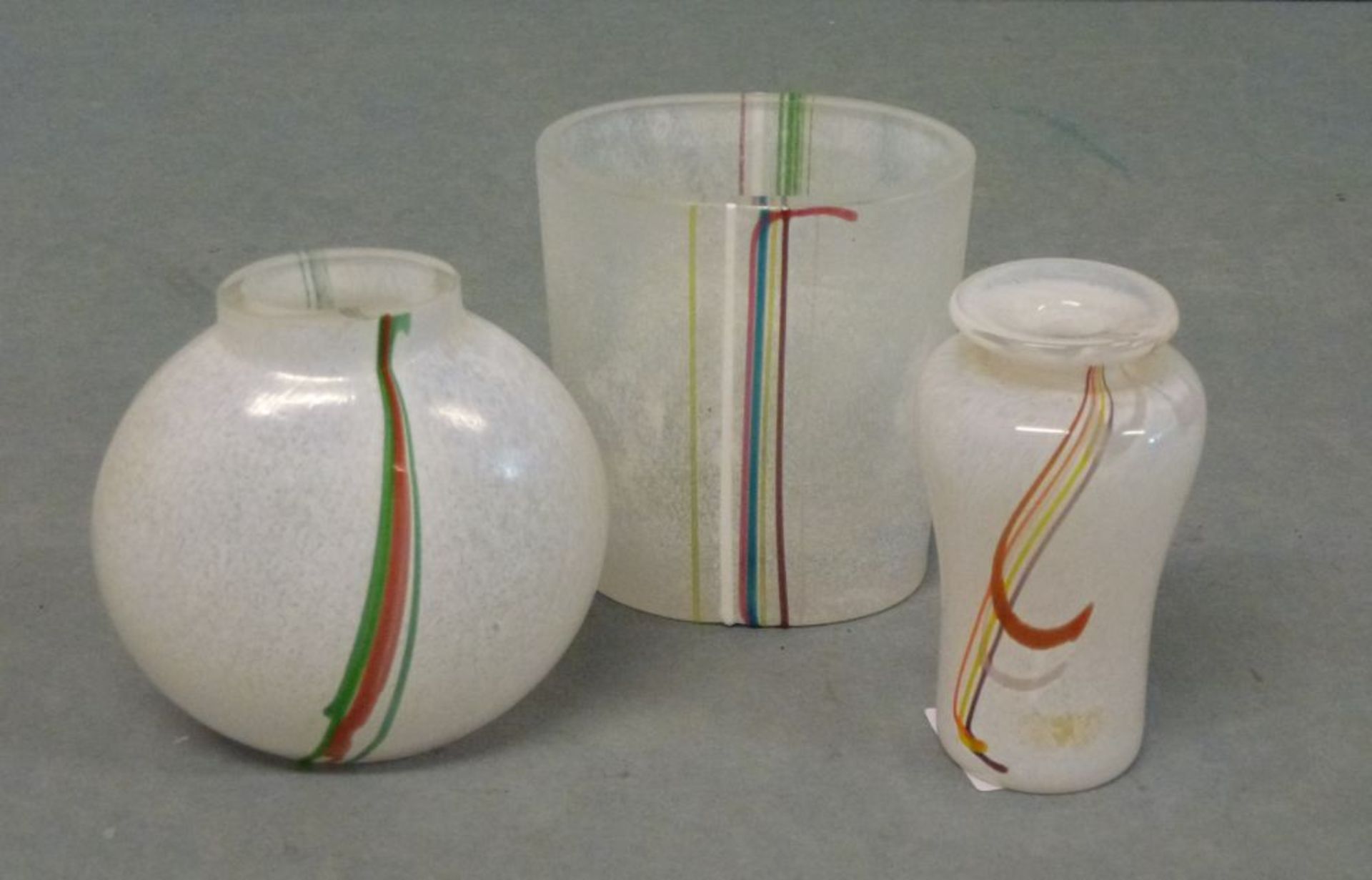 3 Vasen, Bertil Vallien, Kosta Boda, Serie Rainbowoval zylindrisch, rund, birnenförmig, weiß