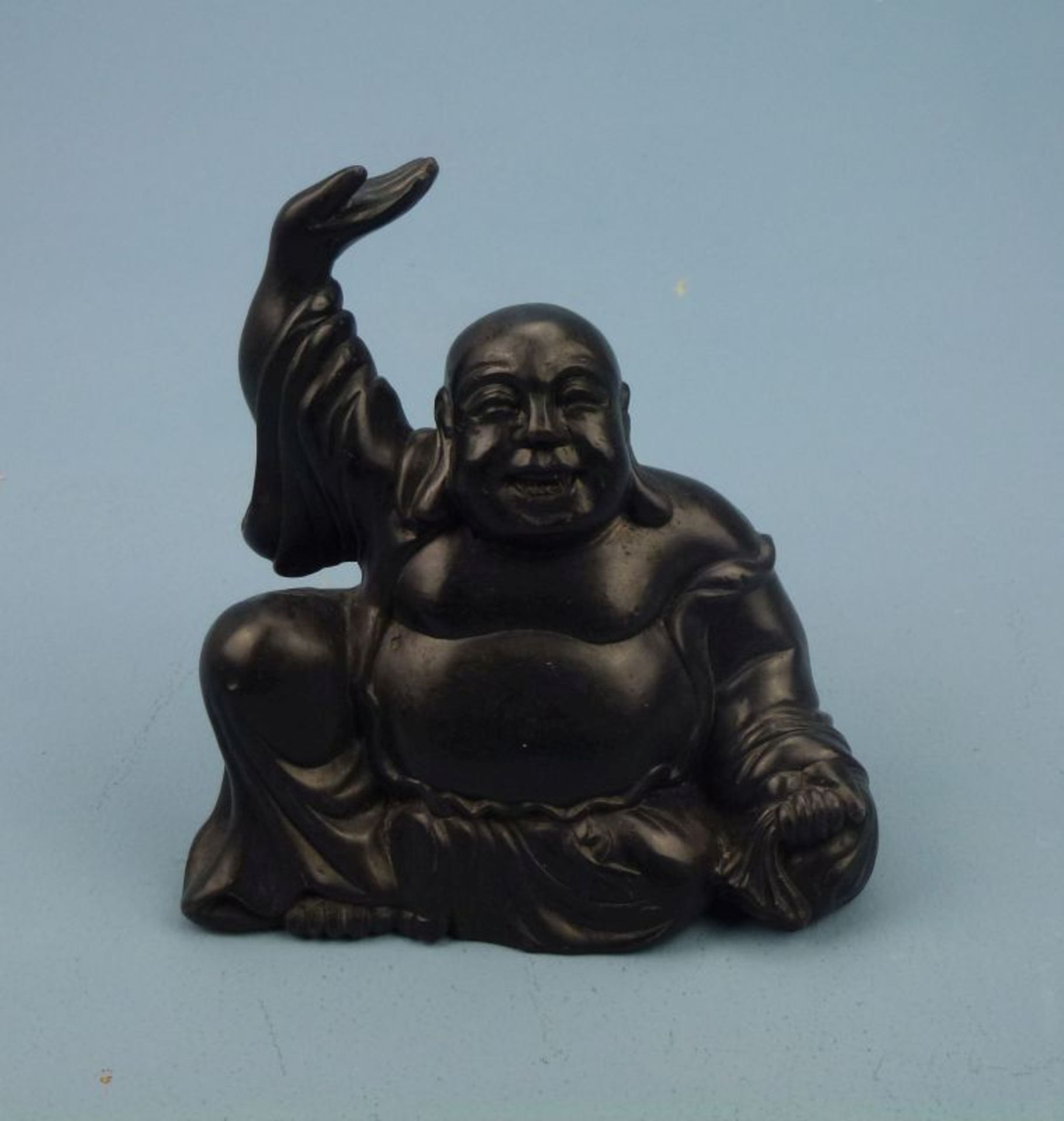 Budai BuddhaTon(?) schwarz lackiert, sitzender u. lachender dickbäuchiger Buddha m. über Kopf
