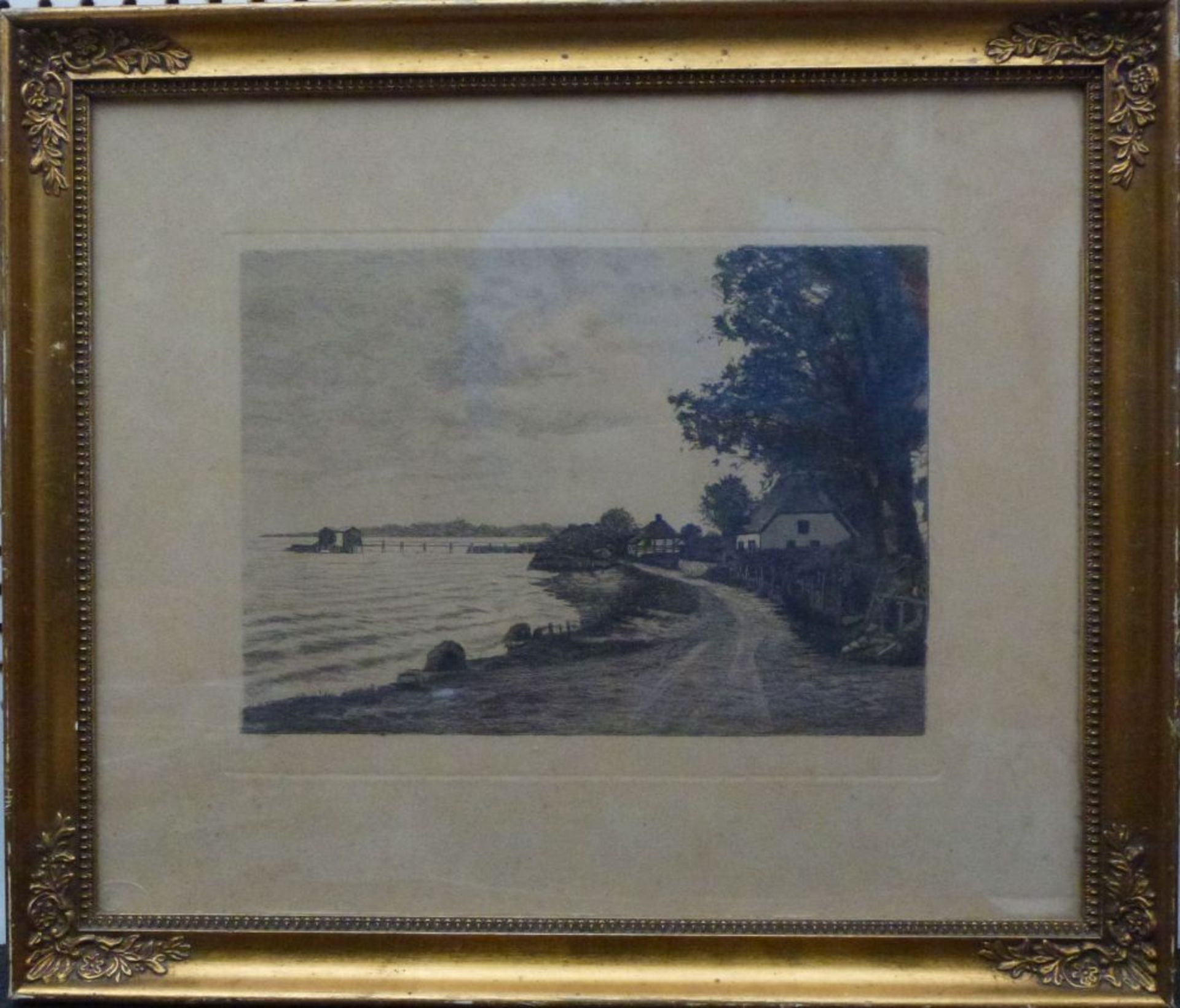 Am See, um 1910Radierung, Bauernhäuser am Ufer, Steg im HG, GR m. Stuckecken, 19x25cm - Bild 2 aus 2