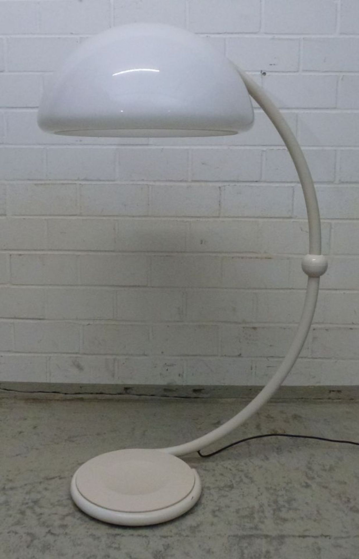 Bodenlampe Serpente, Elio Martinelli, 1970er Jahreweißlackiertes Metall, Kunststoff-Schirm,
