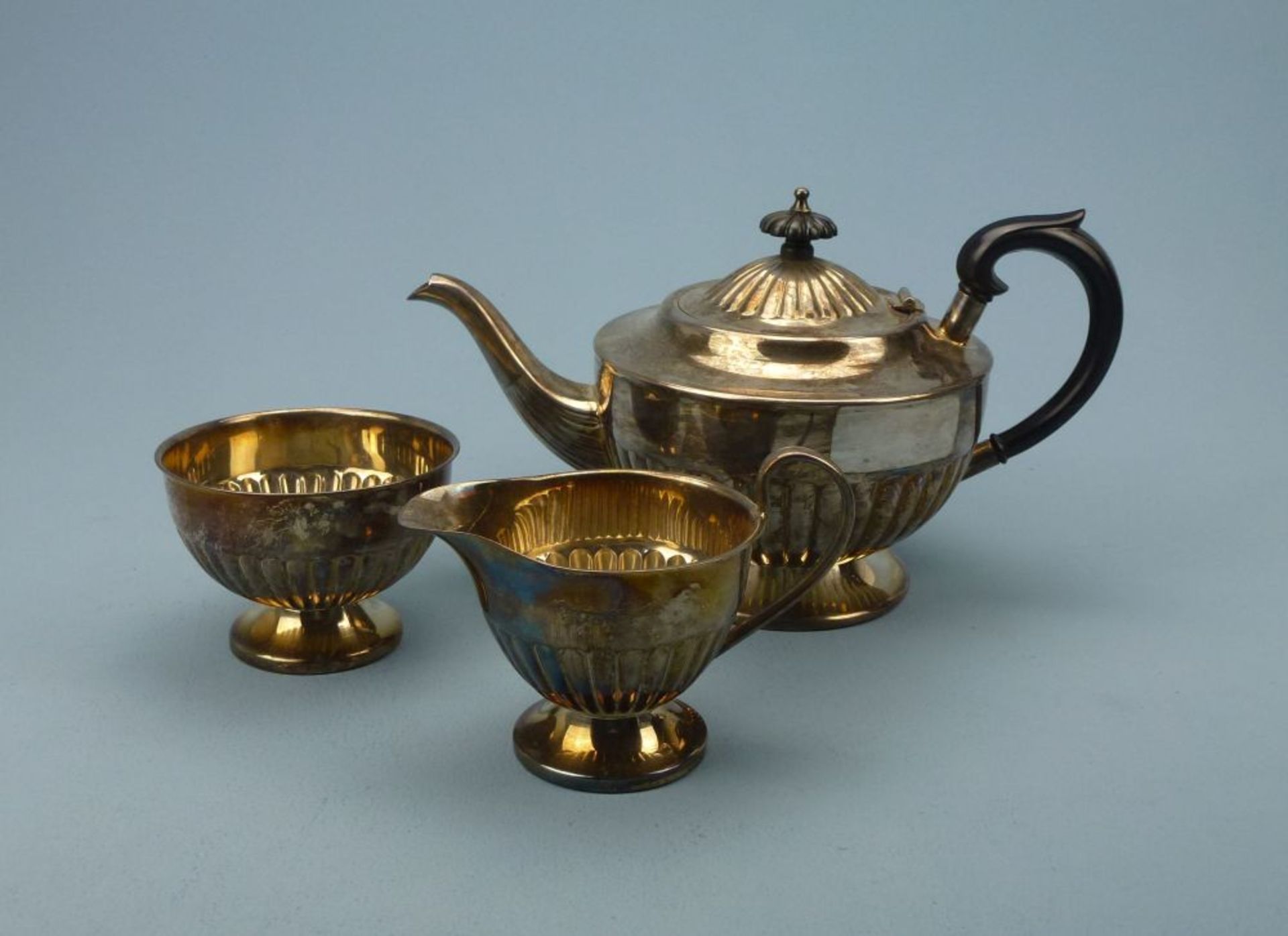 Queen-Anne Tee-Set, Englandversilbert, rund, gefußt, H Teekanne 16cm