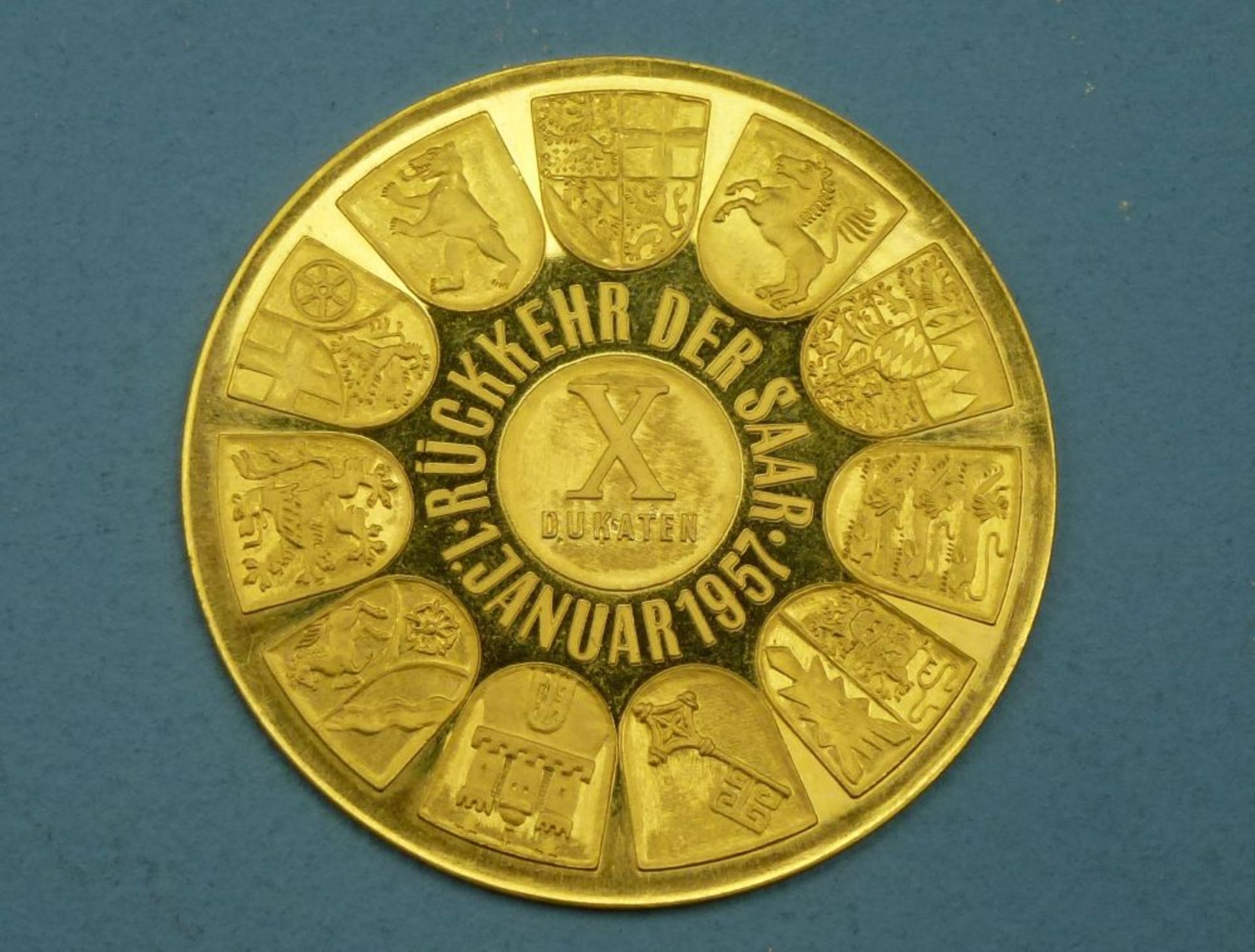 Goldmedaille 10 Dukaten "Rückkehr der Saar…1957"Durchmesser 50 mm, 980er, 35,1 g, Macke am Rand,