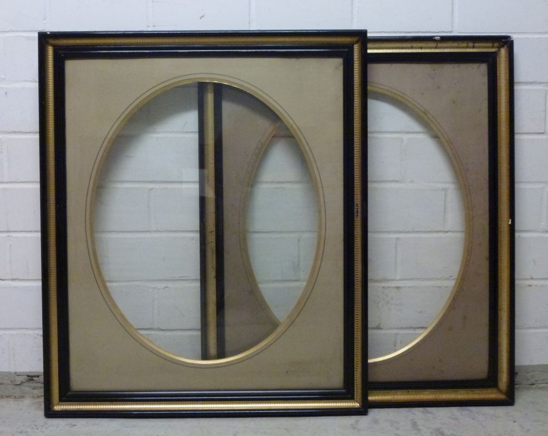 Paar Rahmen, um 1900Holz, vergoldete Hohlkehle in schwarzen Profilleisten, altes Glas, Passepartout: