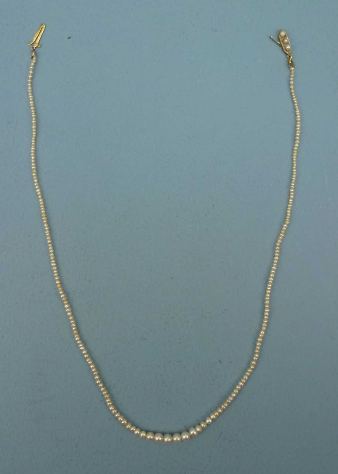Perlencollier, um 1900kleine Flussperlchen zunehmender Größe bis 4,17 mm Dm, 585er Goldschließe, L