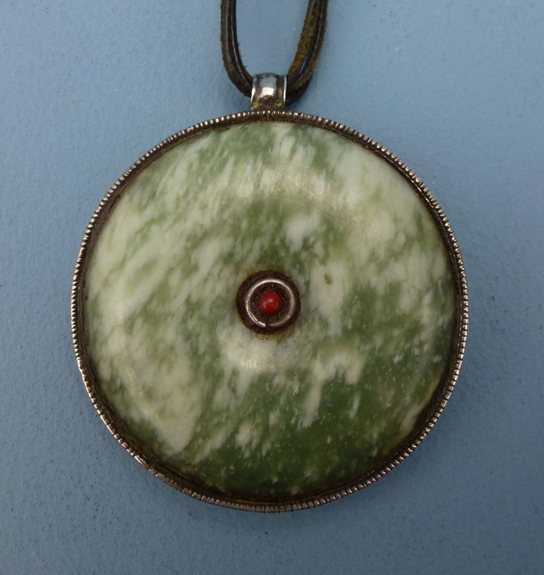 Amulett - Collier, Pakisan?gr. runde Scheibe aus Moosachat? (Dm 5,8 cm), in Silberfassung, rs.