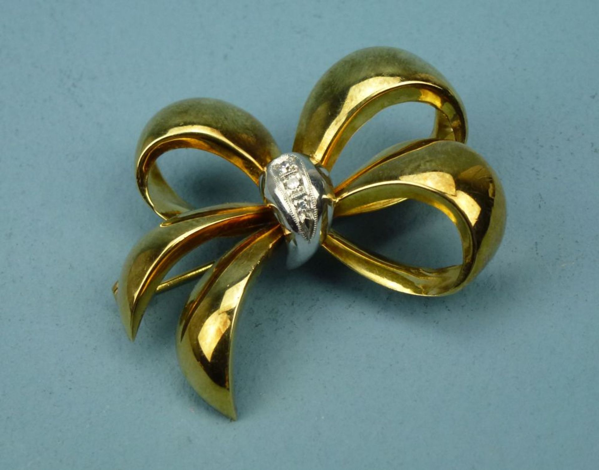 Schleifenbrosche, 585er Gelb-/WeißgoldSchleifenknoten bes. m. 3 Diamanten (ges. ca. 0,06 ct), ges.