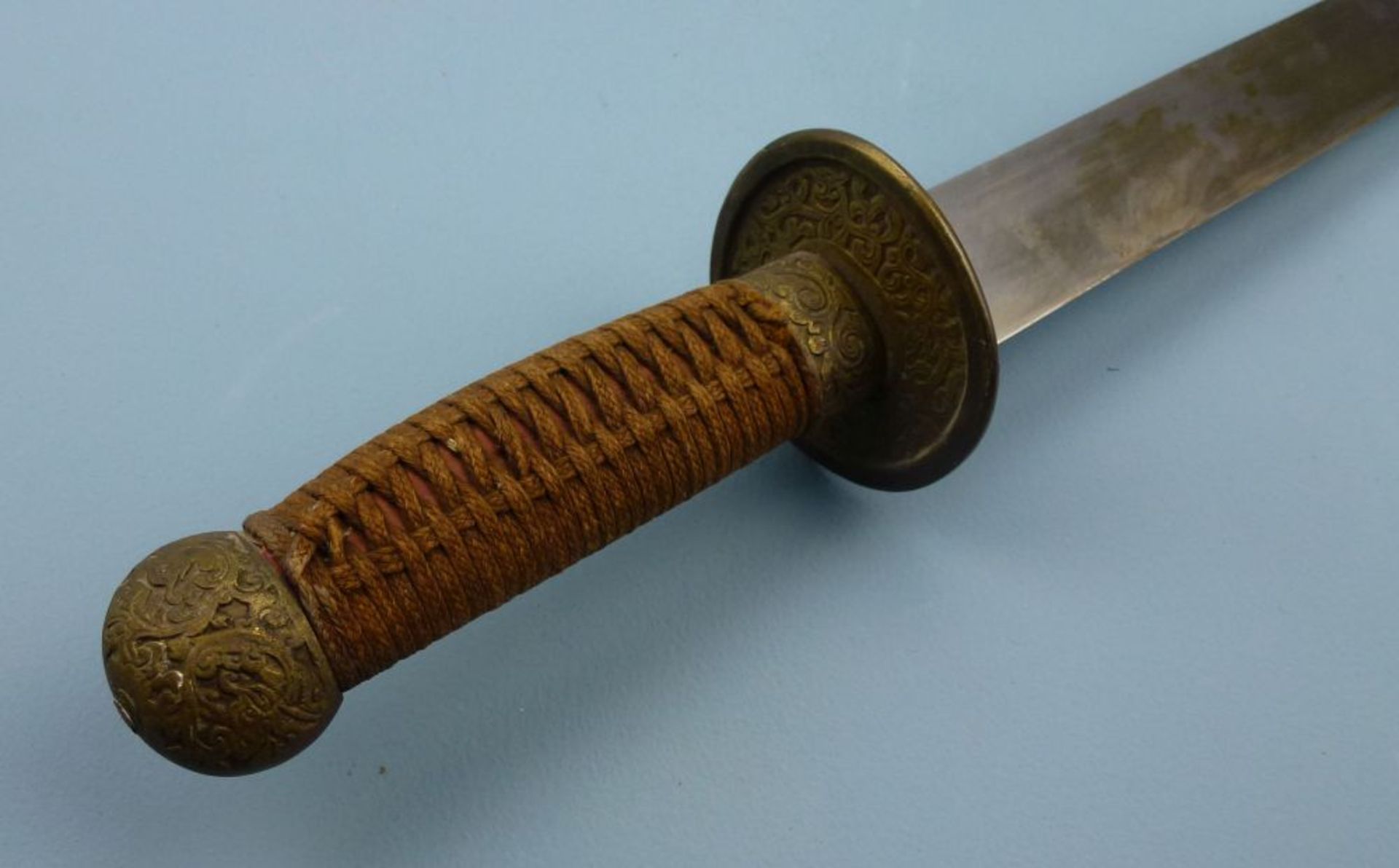Schwert, ChinaRochenhaut-Scheide, reich ornamentierte Messingmontierungen, einschneidige Klinge, - Bild 4 aus 4