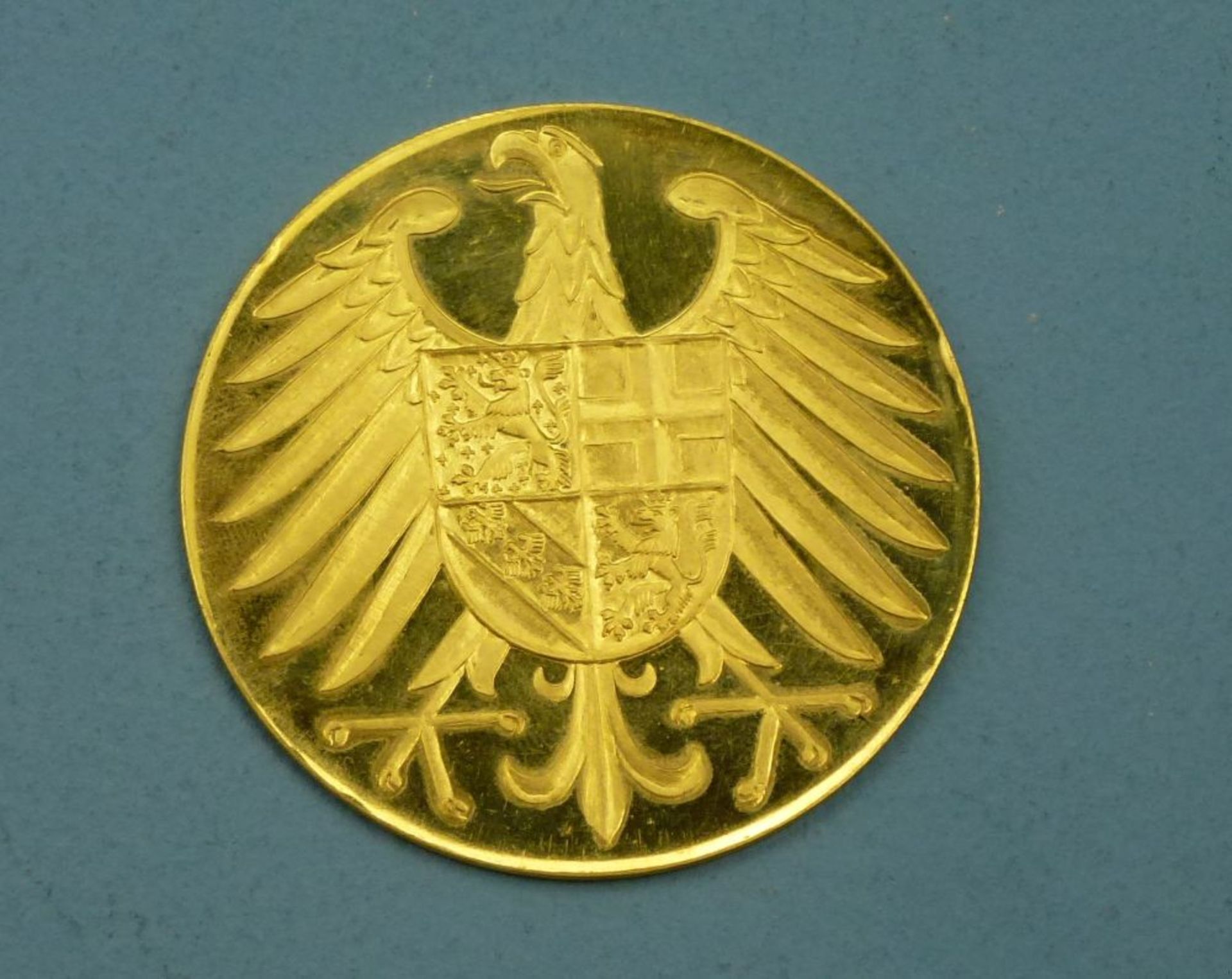 Goldmedaille 10 Dukaten "Rückkehr der Saar…1957"Durchmesser 50 mm, 980er, 35,1 g, Macke am Rand, - Image 2 of 2