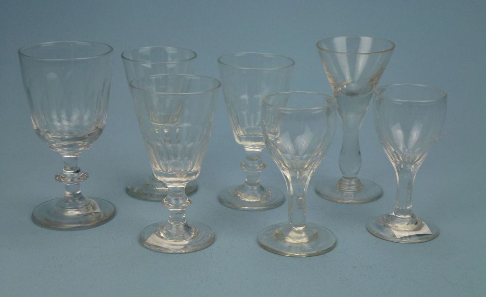 5 Sherry- und 1 Weißweinglas, 2. Hälfte 19.Jh.Olivenschliff, Abschliff, H 10-12 cm