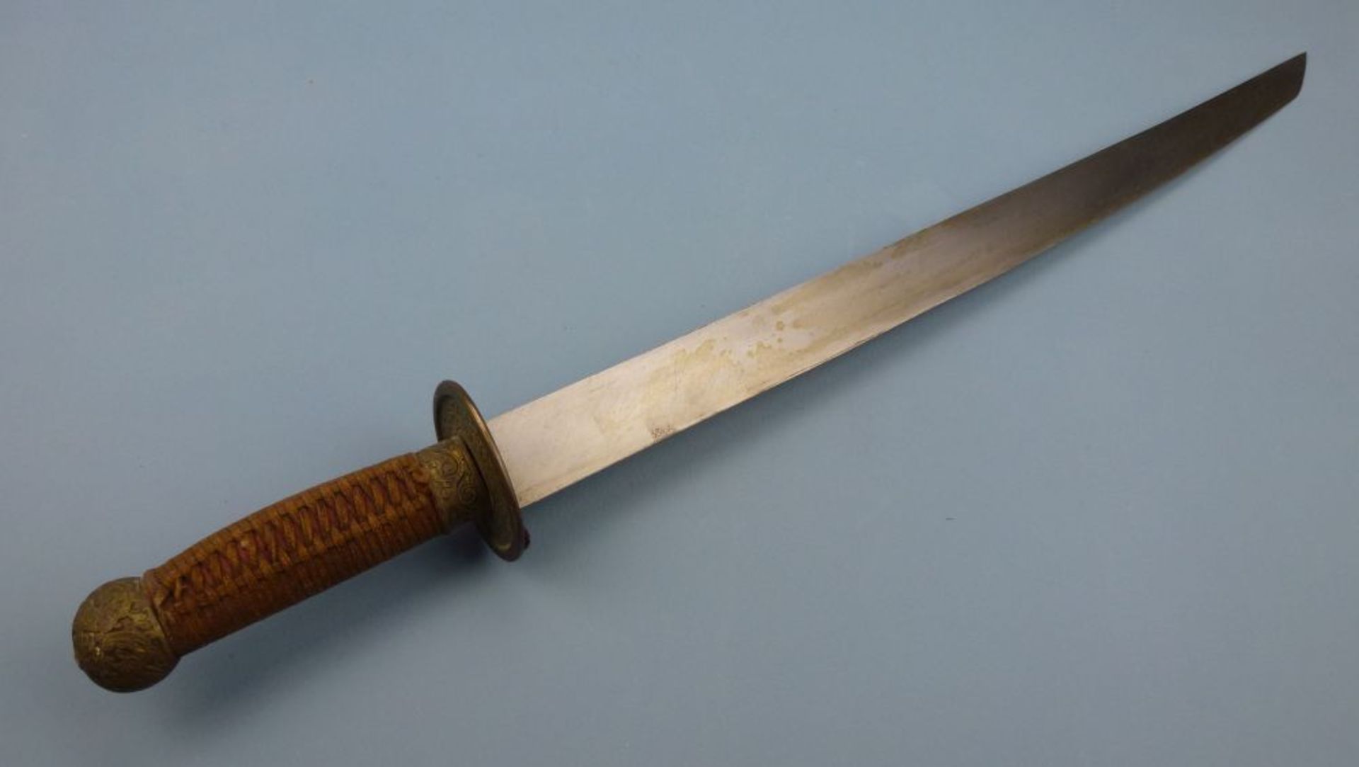 Schwert, ChinaRochenhaut-Scheide, reich ornamentierte Messingmontierungen, einschneidige Klinge, - Bild 3 aus 4