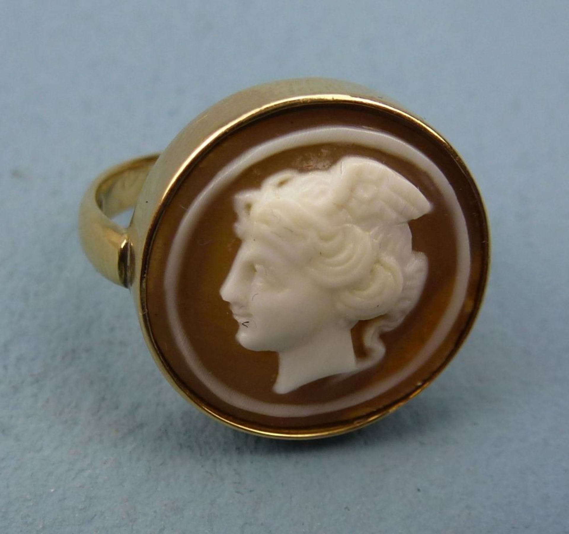 Camée - Ring, 585er Goldrundes Portrait einer weibl. mytholog. Figur, Dm 1,8 cm, RG 48 cm, Ges.