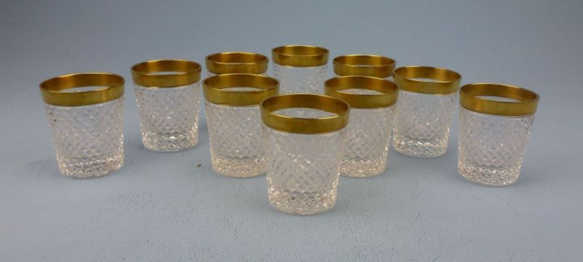 10 kleine Whiskeygläser, Baccarat?Kristallglas, konisch, Steinelschliff, breiter Goldrand, H 7 cm