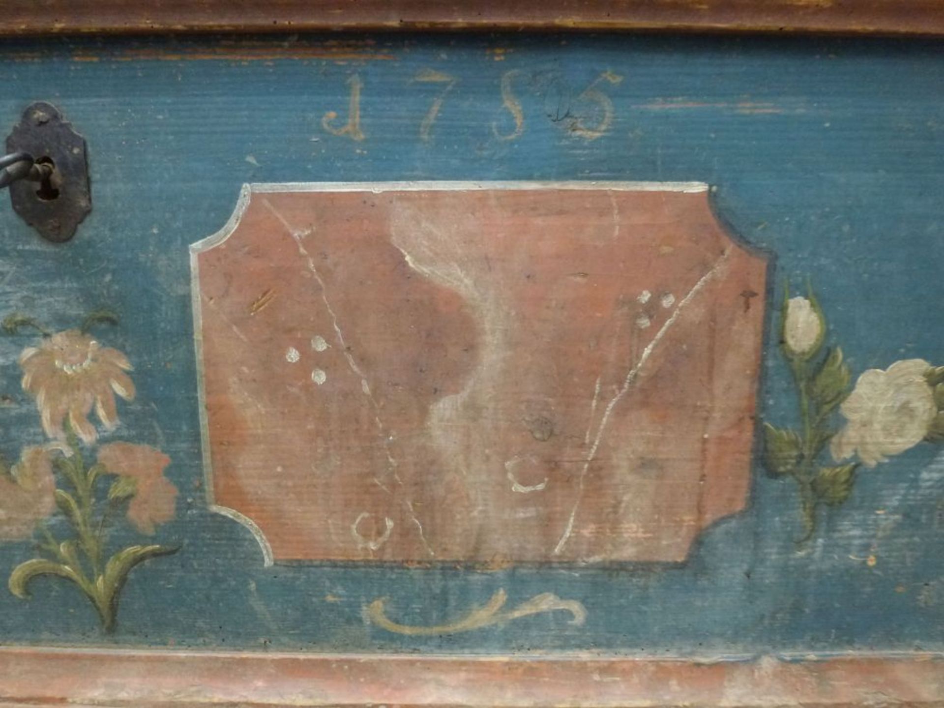 Truhe, Süddeutschland 1785Weichholz gefasst, dreiseitig und Deckel, Bildfelder mit Marmorierung - Image 2 of 3
