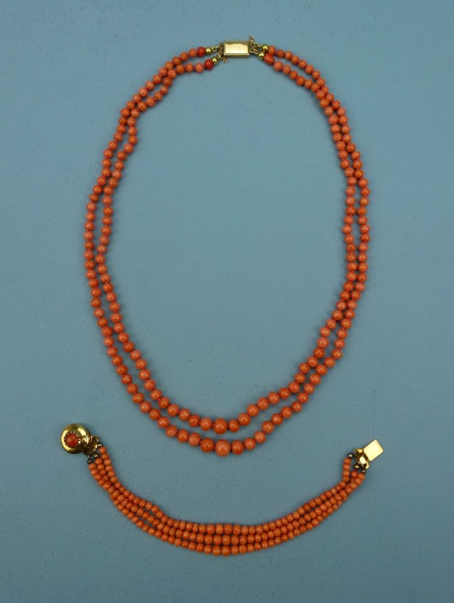 Korallen-Collier und -Armband2-reihige Kette, 3-reihiges Armband, Perlen zunehmender Größe bis 8,3/